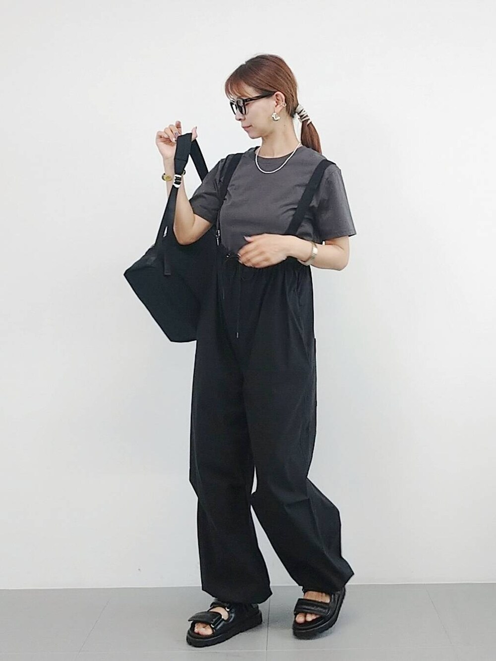 「ウエストゴム、サンダル、体型カバー、着痩せ・細見え、メガネ、Tシャツ、リュック・バッグ、ネックレス、カジュアル、BARNYARDSTORM、休日コーデ、ママコーデ、夏コーデ、ウォッシャブル、ゆったり」|「BARNYARDSTORMのBARNYARDSTORM / UVカットラウンドグラス(メガネ、ブラック系)」を使った、yoshikuttya0213さん(レディース・164cm)の夏コーディネートの3枚目の写真