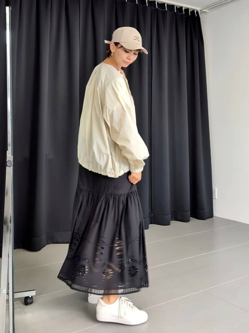 「体型カバー、着痩せ・細見え、ベーシック/シンプル、休日コーデ、ママコーデ、ウォッシャブル、BARNYARDSTORM、ウエストゴム、キャップ、Tシャツ、ブルゾン、撥水、スカート、スニーカー、バッグ」｜「BARNYARDSTORMのBARNYARDSTORM / リネンロゴキャップ（キャップ、ベージュ系）」を使った、yoshikuttya0213さん（レディース・164cm）の夏コーディネートの5枚目の写真