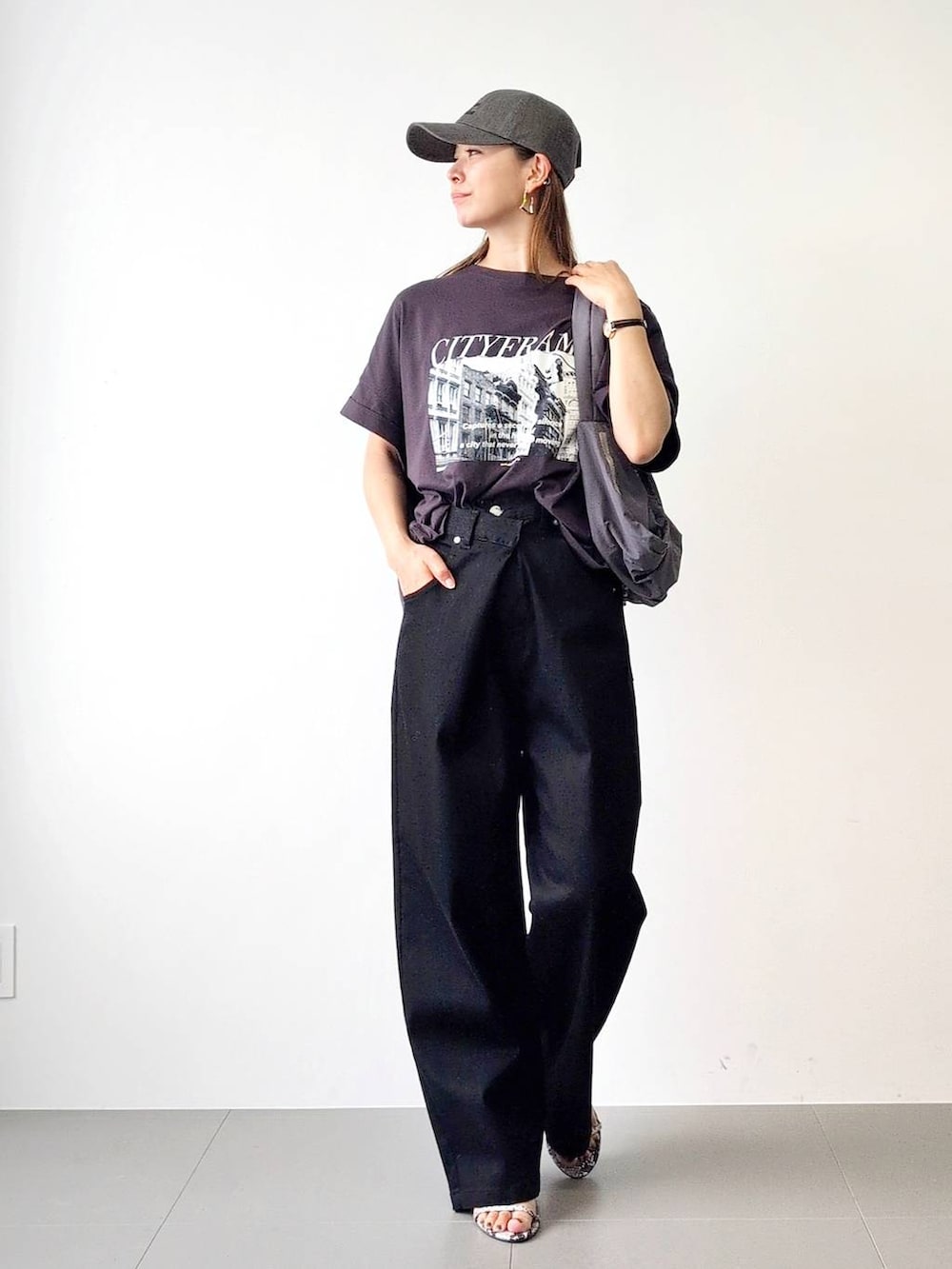「ベーシック/シンプル、休日コーデ、ママコーデ、ウォッシャブル、BARNYARDSTORM、ウエストゴム、キャップ、Tシャツ、デニムパンツ、サンダル、バッグ、夏コーデ、カジュアル、ChooseYourFavT_BARNYARDSTORM、チューズユアファボT_バンヤードストーム」|「BARNYARDSTORMのBARNYARDSTORM / Wストラップミュール2(サンダル、その他)」を使った、yoshikuttya0213さん(レディース・164cm)の夏コーディネートの2枚目の写真
