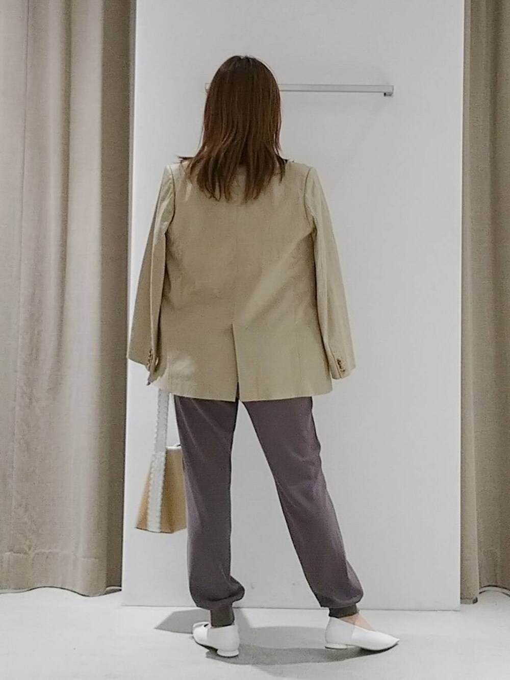 「ジャケット、ネックレス、ウエストゴム、フラットシューズ、ハンドバッグ、体型カバー、着痩せ、休日コーデ、ママコーデ、春コーデ、きれいめ、カジュアル、着痩せ・細見え、ニット、リネン・透けアイテム」｜「BARNYARDSTORMの【Oggi.jp掲載】エディター三尋木奈保さんセレクト / 3WAYロングパールネックレス（ネックレス、その他）」を使った、yoshikuttya0213さん（レディース・164cm）の春コーディネートの4枚目の写真