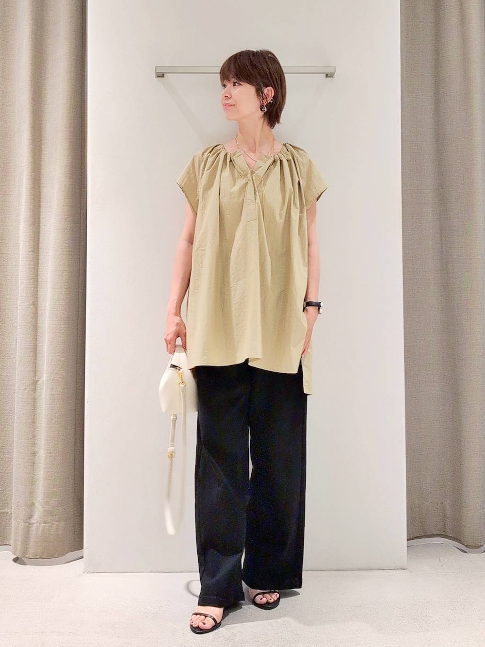 「シワ軽減、体型カバー、着痩せ・細見え、ベーシック/シンプル、休日コーデ、ママコーデ、ウォッシャブル、ウエストゴム、きれいめカジュアル、ブラウス、デニムパンツ、サンダル、ネックレス、バッグ、BARNYARDSTORM」｜「BARNYARDSTORMのBARNYARDSTORM / Wストラップミュール2（サンダル、ブラック系）」を使った、yoshikuttya0213さん（レディース・164cm）の夏コーディネートの2枚目の写真