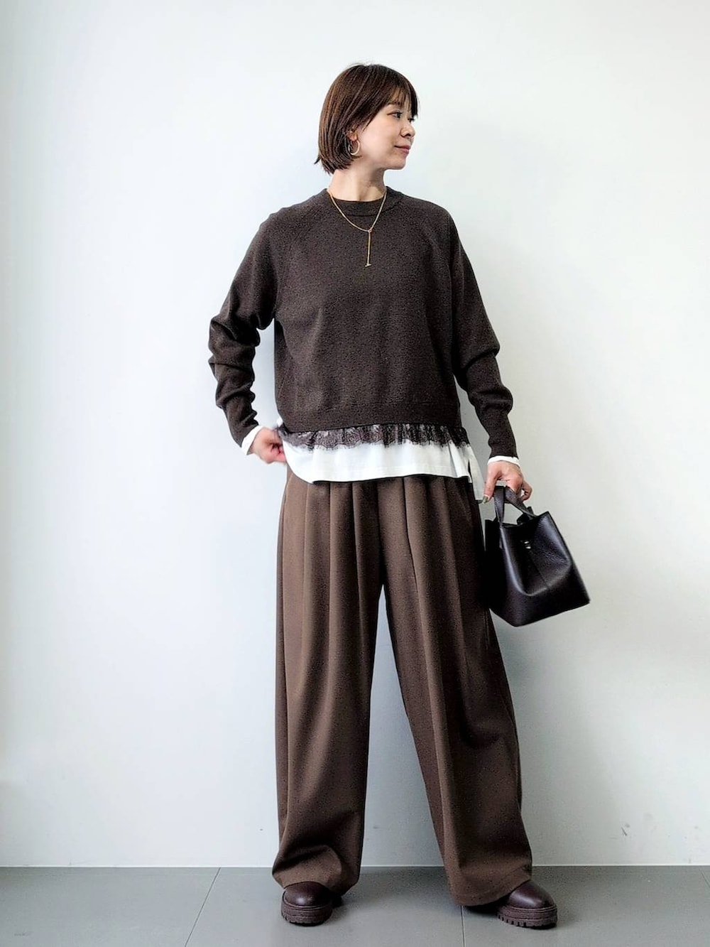 ブラウン系のブーツ、ブラウン系のショルダーバッグ、ブラウン系のその他パンツを着用したレディースの秋コーディネートの4枚目の写真