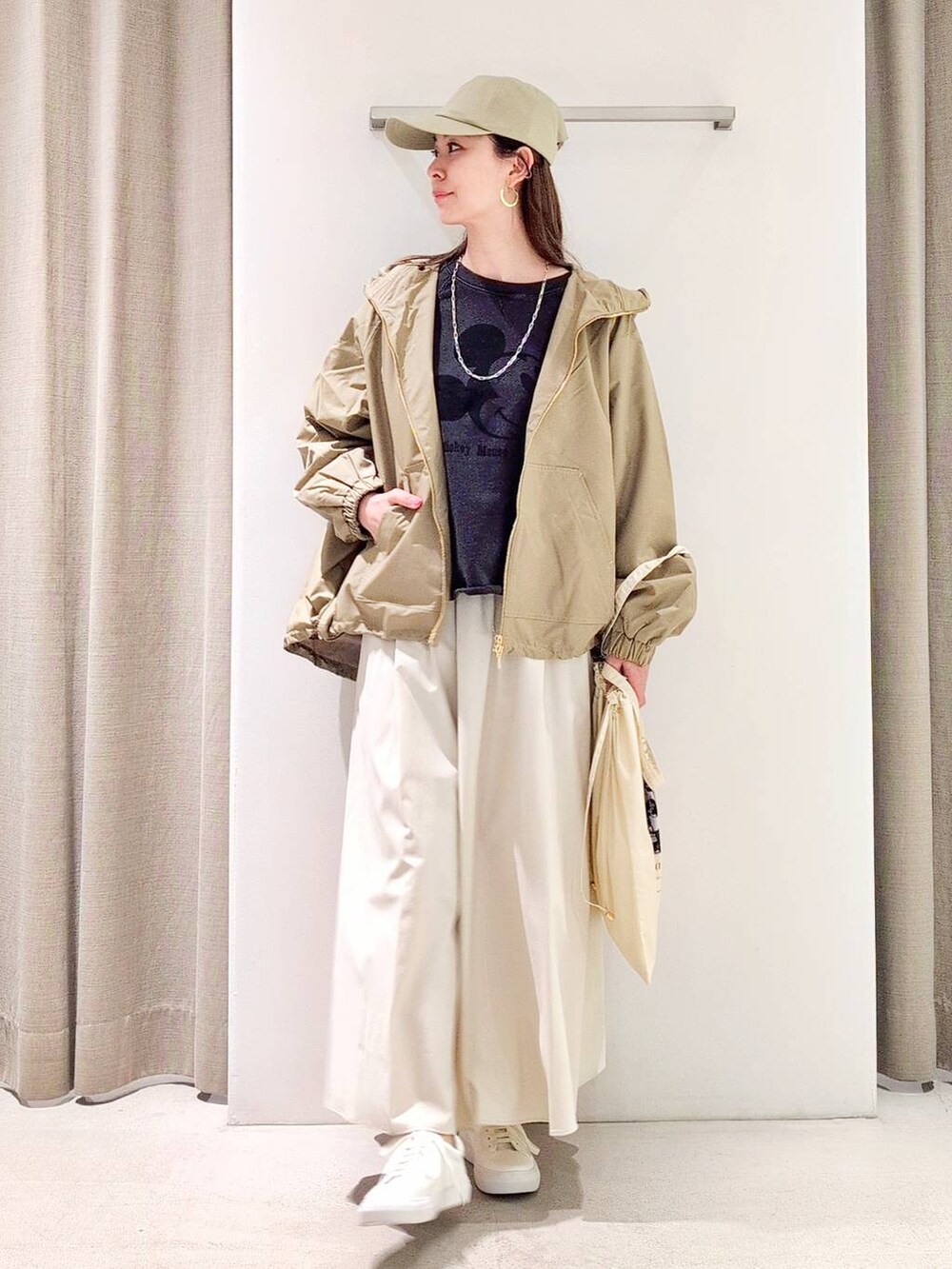 「体型カバー、着痩せ・細見え、ベーシック/シンプル、休日コーデ、ママコーデ、ウォッシャブル、ウエストゴム、キャップ、スウェット、ネックレス、スニーカー、ブルゾン、トートバッグ、スカート、撥水」｜「BARNYARDSTORMのBARNYARDSTORM / スリムチェーンロングラリエット（ネックレス、シルバー系）」を使った、yoshikuttya0213さん（レディース・164cm）の春コーディネートの2枚目の写真