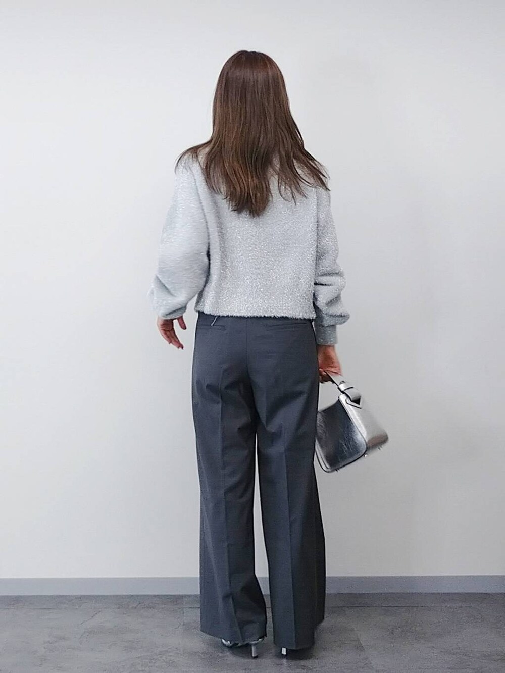 「体型カバー、着痩せ・細見え、休日コーデ、ママコーデ、ベーシック/シンプル、BARNYARDSTORM、カーディガン、ワイドパンツ、パンプス、バッグ、女子ウケ、高見え、ドットエスティ秋コーデ、きれいめ、おでかけ」|「BARNYARDSTORMのBARNYARDSTORM /【CONTIGO】レザーショルダー(ハンドバッグ、シルバー系)」を使った、yoshikuttya0213さん(レディース・164cm)の秋コーディネートの5枚目の写真