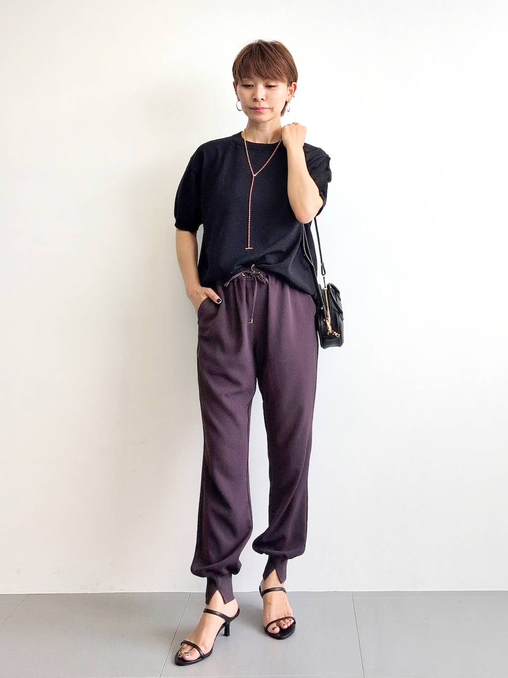「体型カバー、着痩せ・細見え、ベーシック/シンプル、休日コーデ、ネックレス、サンダル、バッグ、シワ軽減、軽量、おでかけ、BARNYARDSTORM、ウエストゴム、きれいめカジュアル、ママコーデ、ウォッシャブル」｜「BARNYARDSTORMのBARNYARDSTORM / Wストラップミュール2（サンダル、ブラック系）」を使った、yoshikuttya0213さん（レディース・164cm）の夏コーディネートの3枚目の写真