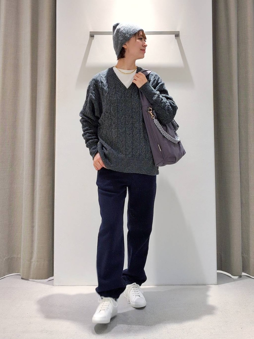 ホワイト系のTシャツ/カットソー、グレー系のショルダーバッグ、グレー系のニット/セーターを着用したレディースの秋コーディネートの4枚目の写真