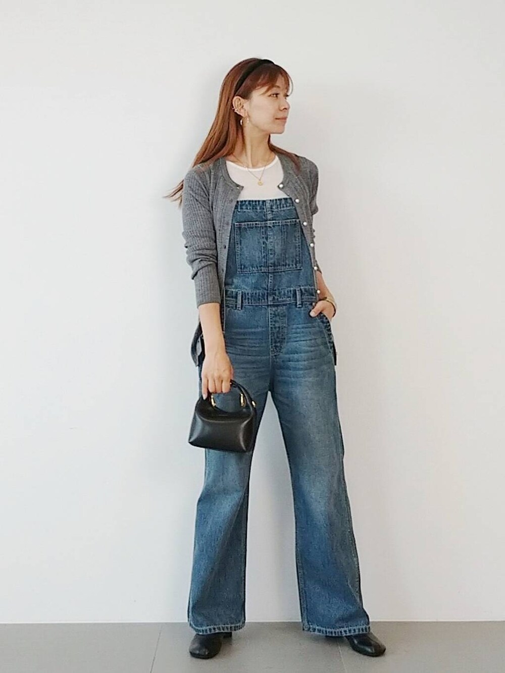 「体型カバー、着痩せ・細見え、休日コーデ、ママコーデ、ベーシック/シンプル、カジュアル、ウォッシャブル、カーディガン、ヘアアクセサリー、ネックレス、タンクトップ、デニムパンツ、サロペット、バッグ、秋コーデ」｜「BARNYARDSTORMのBARNYARDSTORM / SINBONO / ショルダーBAG（ショルダーバッグ、ブラック系）」を使った、yoshikuttya0213さん（レディース・164cm）の夏コーディネートの3枚目の写真