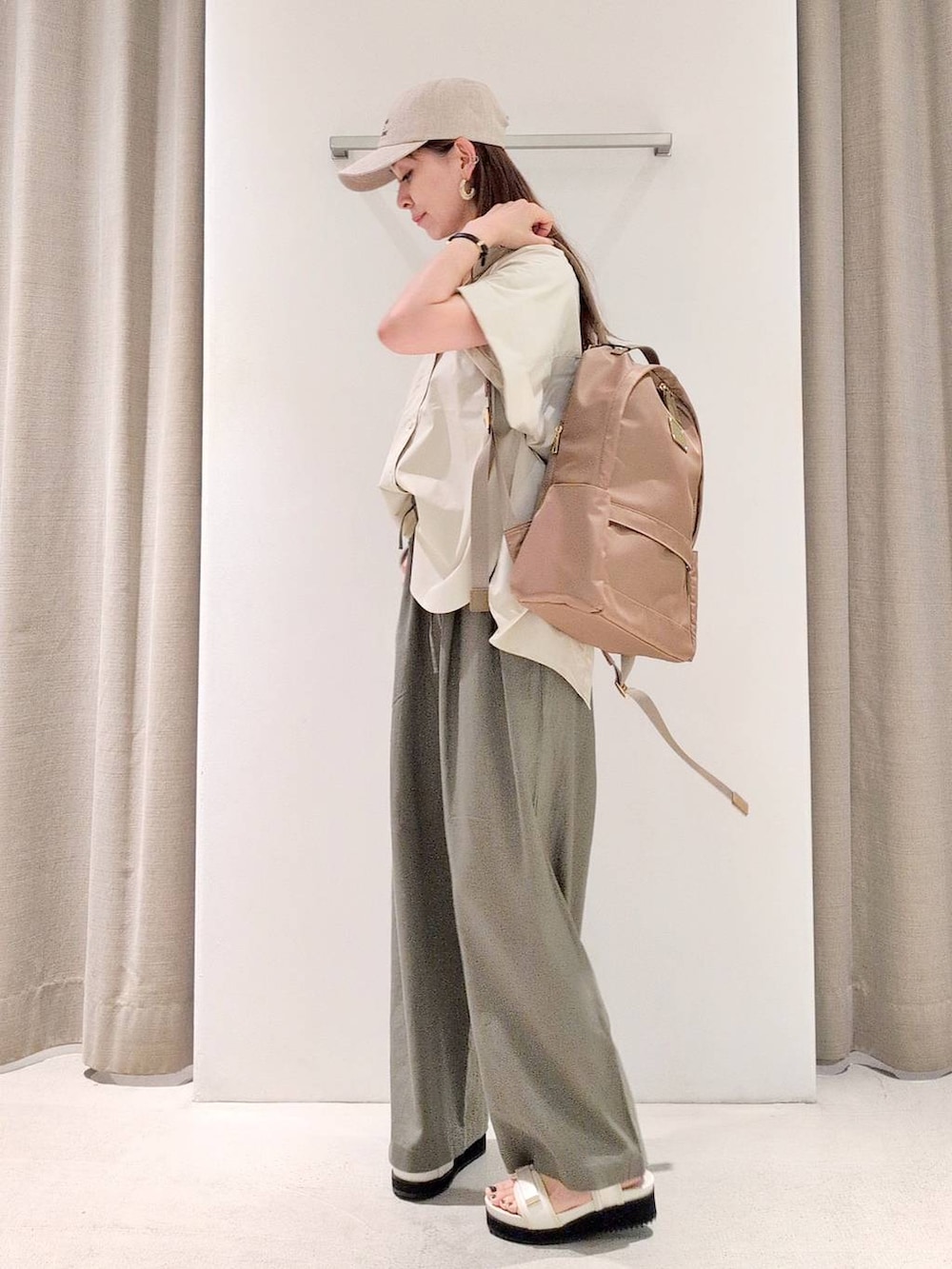 「体型カバー、着痩せ・細見え、ベーシック/シンプル、休日コーデ、ママコーデ、ウォッシャブル、ウエストゴム、カジュアル、キャップ、シャツ、パンツ、リュック・バッグ、サンダル、and STセール、and ST SALE」|「BARNYARDSTORMのBARNYARDSTORM / BAILA11月掲載◆キレイめ11ポケリュック2【撥水】(バックパック/リュック、イエロー系)」を使った、yoshikuttya0213さん(レディース・164cm)の夏コーディネートの4枚目の写真