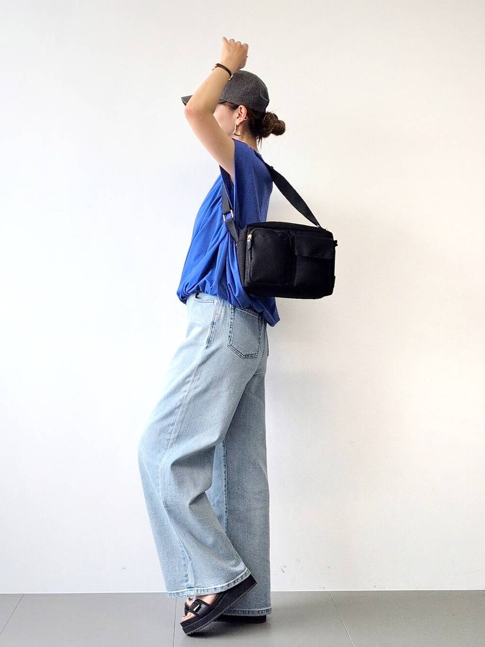 「体型カバー、着痩せ・細見え、ベーシック/シンプル、ママコーデ、ウォッシャブル、ウエストゴム、キャップ、デニムパンツ、パンツ、サンダル、ネックレス、バッグ、夏コーデ、ChooseYourFavT_BARNYARDSTORM、休日コーデ」|「BARNYARDSTORMのBARNYARDSTORM / Oggi11月号掲載◆ソフトウエストワイドデニムパンツ【WEB限定】(デニムパンツ、ブルー系)」を使った、yoshikuttya0213さん(レディース・164cm)の夏コーディネートの4枚目の写真