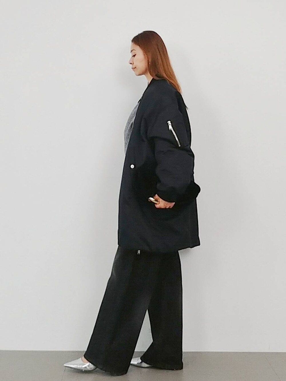「デニムパンツ、体型カバー、着痩せ・細見え、ベーシック/シンプル、休日コーデ、ママコーデ、きれいめカジュアル、冬コーデ、アウター、コート、ニット、パンプス、ネックレス、ベルト、バッグ」|「BARNYARDSTORMのスライドバックルレザーベルト(ベルト、その他)」を使った、yoshikuttya0213さん(レディース・164cm)の秋コーディネートの3枚目の写真