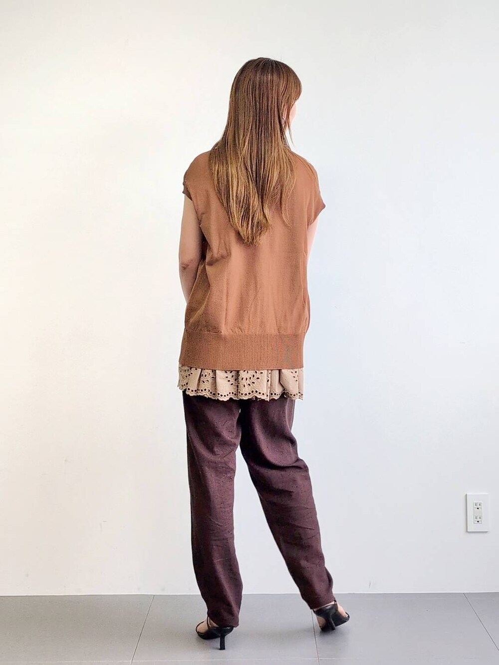 ブラック系のサンダル、ブラウン系のその他パンツ、イエロー系のニット/セーターを着用したレディースの夏コーディネートの6枚目の写真