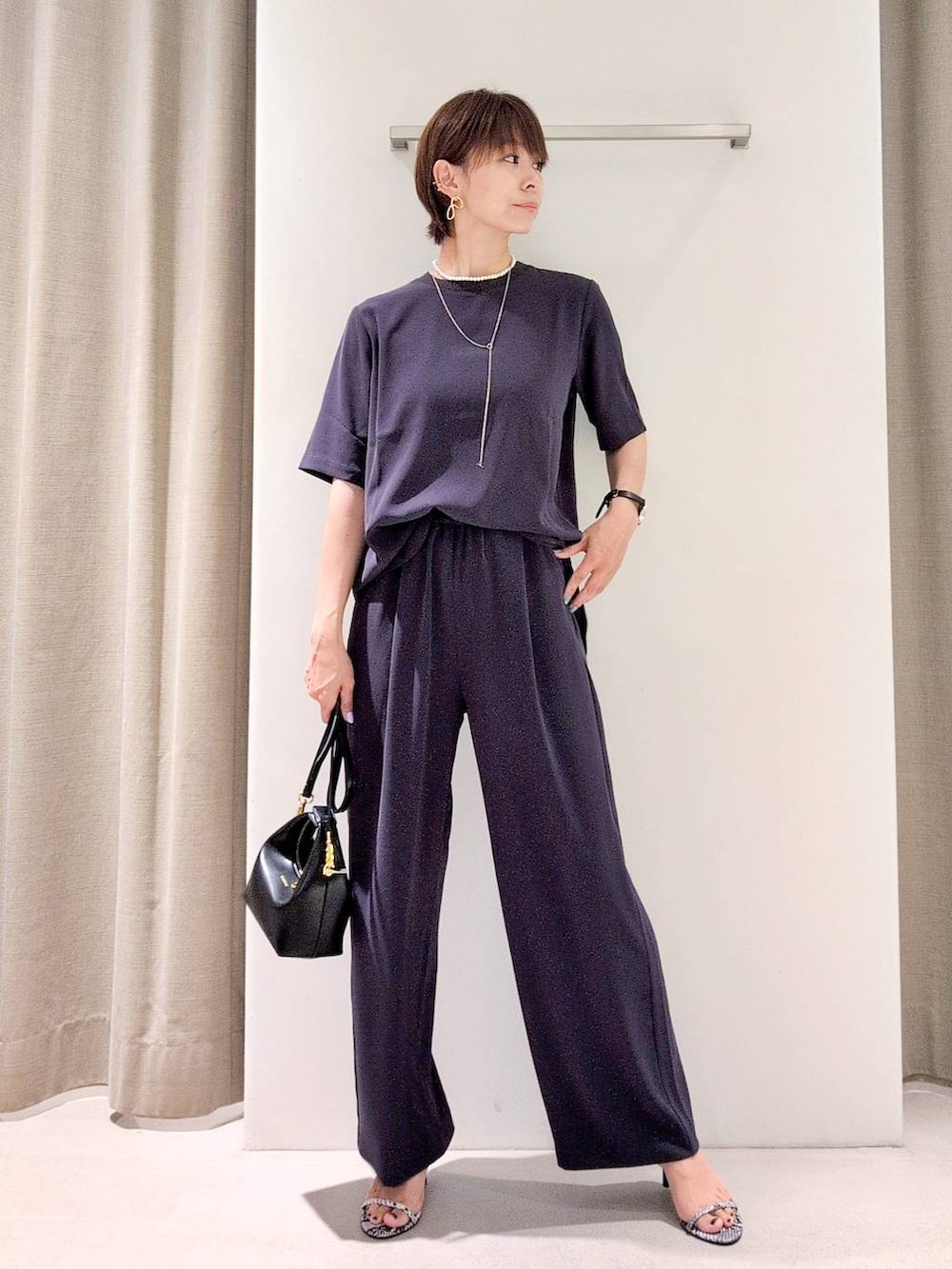 「体型カバー、着痩せ・細見え、ベーシック/シンプル、休日コーデ、ママコーデ、ウォッシャブル、ウエストゴム、きれいめカジュアル、ネックレス、サンダル、バッグ、シワ軽減、パンツ、セットアップ、おでかけ」｜「BARNYARDSTORMのBARNYARDSTORM / ダブルクロスハーフスリーブプルオーバー【WEB限定カラー】【『BABALOG』チャンネルご紹介アイテム】（Tシャツ/カットソー、グレー系）」を使った、yoshikuttya0213さん（レディース・164cm）の夏コーディネートの4枚目の写真