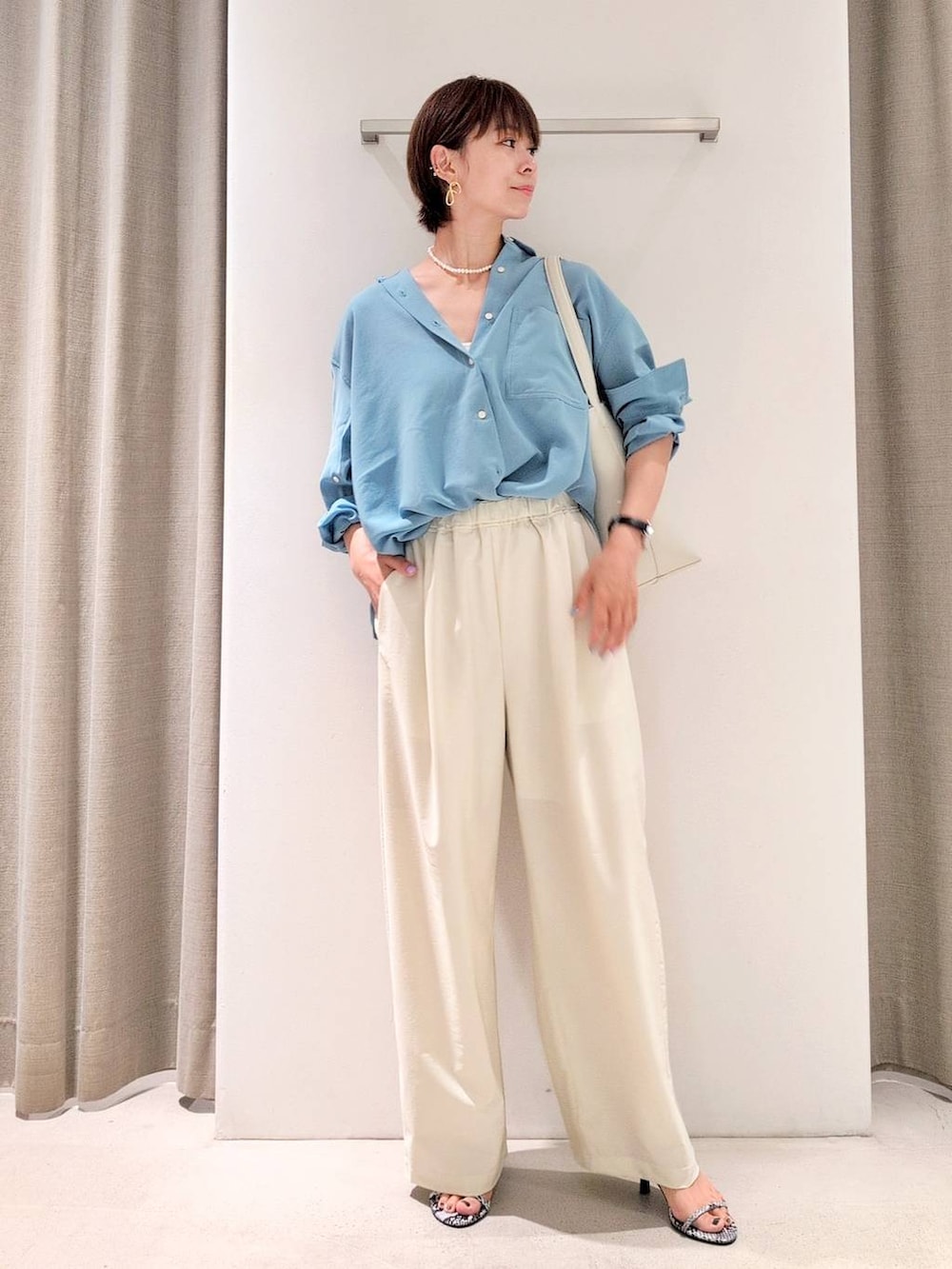 「バッグ、ゆったり、体型カバー、着痩せ・細見え、ベーシック/シンプル、休日コーデ、ママコーデ、ウォッシャブル、ウエストゴム、きれいめカジュアル、ブラウス、ネックレス、サンダル、パンツ、撥水」|「BARNYARDSTORMのBARNYARDSTORM / 【Oggi.jp掲載】エディター三尋木奈保さんセレクト / 3WAYロングパールネックレス(ネックレス、その他)」を使った、yoshikuttya0213さん(レディース・164cm)の夏コーディネートの4枚目の写真