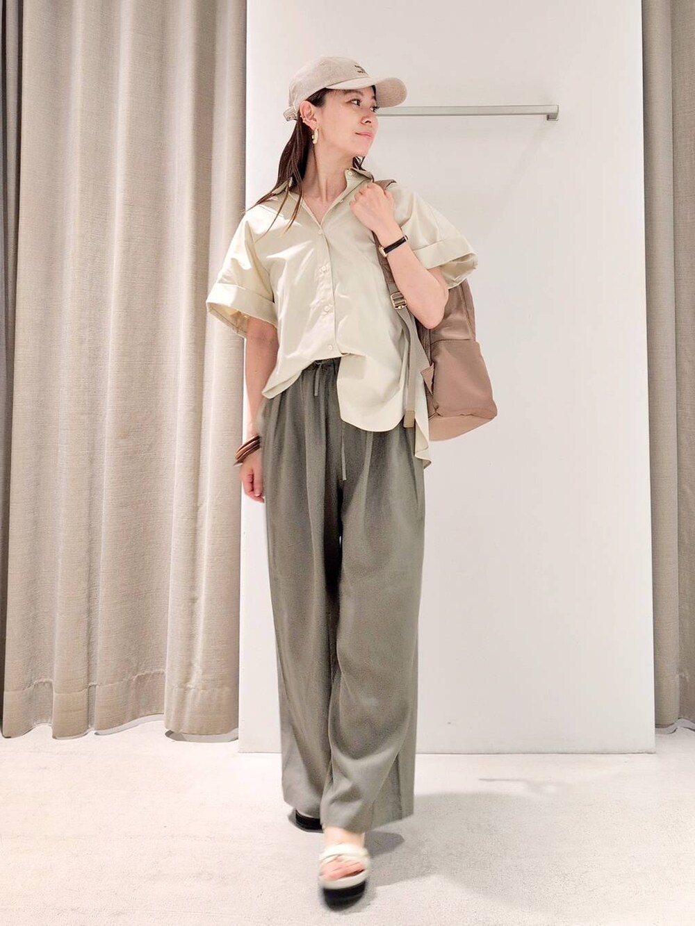 「体型カバー、着痩せ・細見え、ベーシック/シンプル、休日コーデ、ママコーデ、ウォッシャブル、ウエストゴム、カジュアル、キャップ、シャツ、パンツ、リュック・バッグ、サンダル、and STセール、and ST SALE」|「BARNYARDSTORMのBARNYARDSTORM / BAILA11月掲載◆キレイめ11ポケリュック2【撥水】(バックパック/リュック、イエロー系)」を使った、yoshikuttya0213さん(レディース・164cm)の夏コーディネートの2枚目の写真