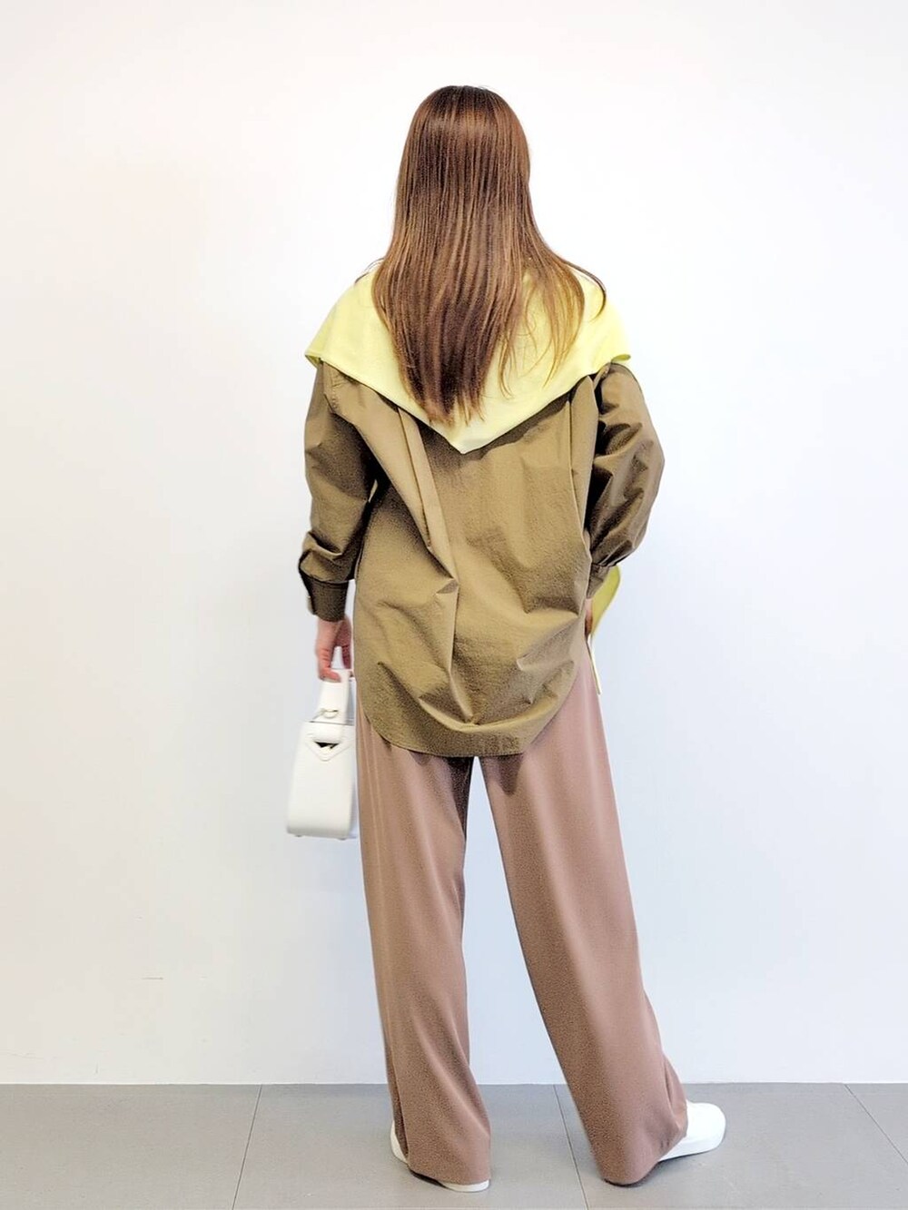 「体型カバー、着痩せ・細見え、ベーシック/シンプル、休日コーデ、ママコーデ、ウォッシャブル、ウエストゴム、きれいめカジュアル、メガネ、ネックレス、スニーカー、ストール、ワイドパンツ、シャツ、バッグ」｜「BARNYARDSTORMのBARNYARDSTORM /【CONTIGO】レザーショルダー（ハンドバッグ、ホワイト系）」を使った、yoshikuttya0213さん（レディース・164cm）の春コーディネートの6枚目の写真