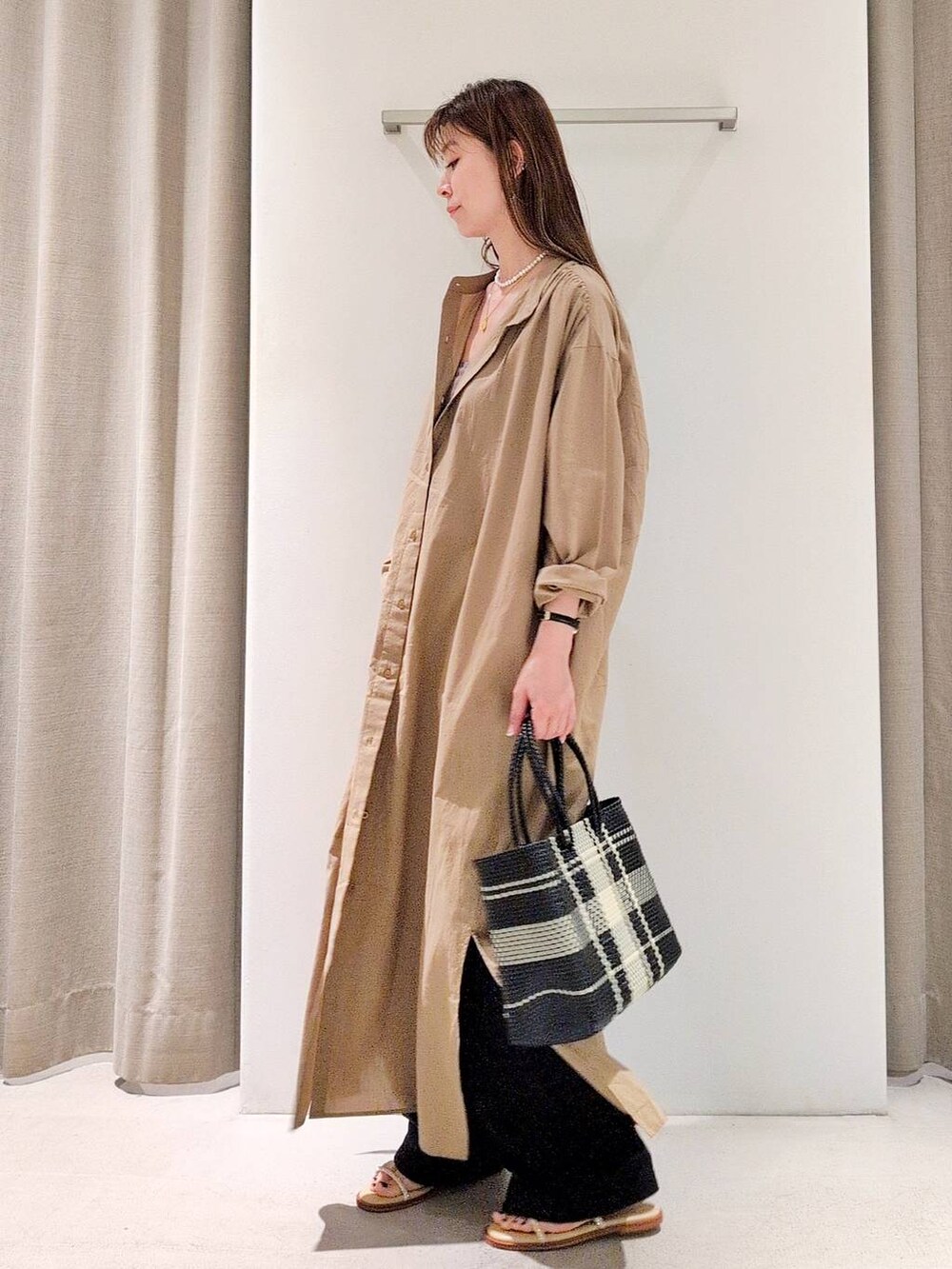 「体型カバー、着痩せ・細見え、きれいめカジュアル、ワンピース、サンダル、パンツ、バッグ、ネックレス、and STセール、and ST SALE、夏コーデ、ベーシック/シンプル、休日コーデ、ママコーデ、ウォッシャブル」｜「BARNYARDSTORMの【Oggi.jp掲載】エディター三尋木奈保さんセレクト / 3WAYロングパールネックレス（ネックレス、その他）」を使った、yoshikuttya0213さん（レディース・164cm）の夏コーディネートの4枚目の写真