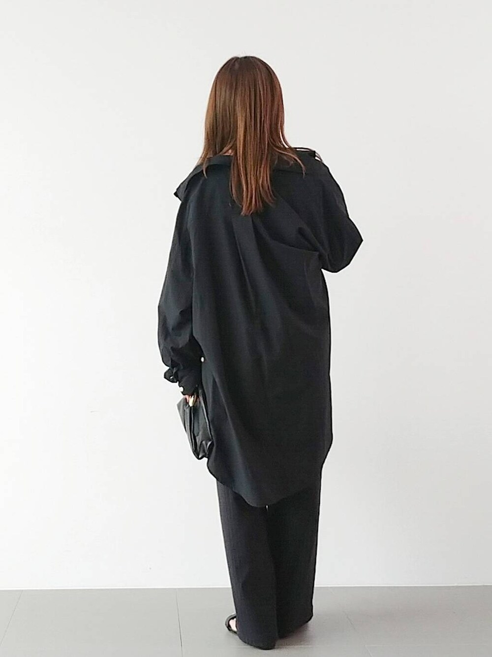 「サンダル、シャツ、バッグ、夏コーデ、モノトーン、ゆったり、体型カバー、着痩せ・細見え、休日コーデ、ママコーデ、ベーシック/シンプル、カジュアル、BARNYARDSTORM、メガネ、ネックレス」|「PLAKTONのBARNYARDSTORM / PLAKTON(プラクトン) / バックストラップサンダル(サンダル、ブラック系)」を使った、yoshikuttya0213さん(レディース・164cm)の夏コーディネートの5枚目の写真