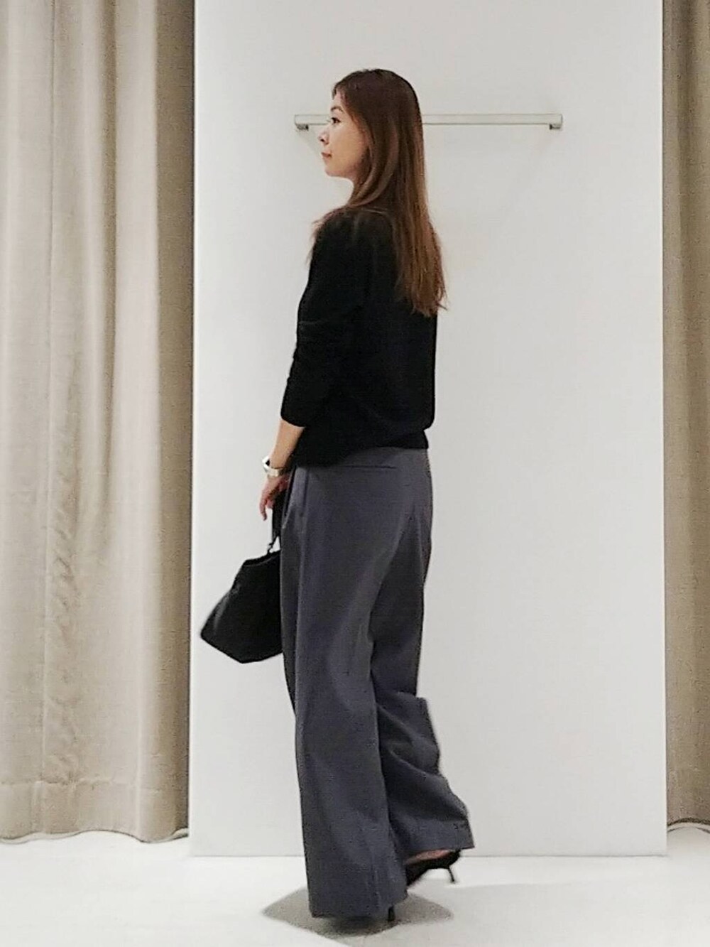 「体型カバー、着痩せ・細見え、休日コーデ、ママコーデ、ベーシック/シンプル、ウォッシャブル、ウエストゴム、カーディガン、ニット、ネックレス、パンプス、ワイドパンツ、トートバッグ、ドットエスティ秋コーデ、きれいめカジュアル」|「BARNYARDSTORMのBARNYARDSTORM / ワイドスラックス<セットアップ対応>マシンウォッシャブル(スラックス、グレー系)」を使った、yoshikuttya0213さん(レディース・164cm)の秋コーディネートの5枚目の写真