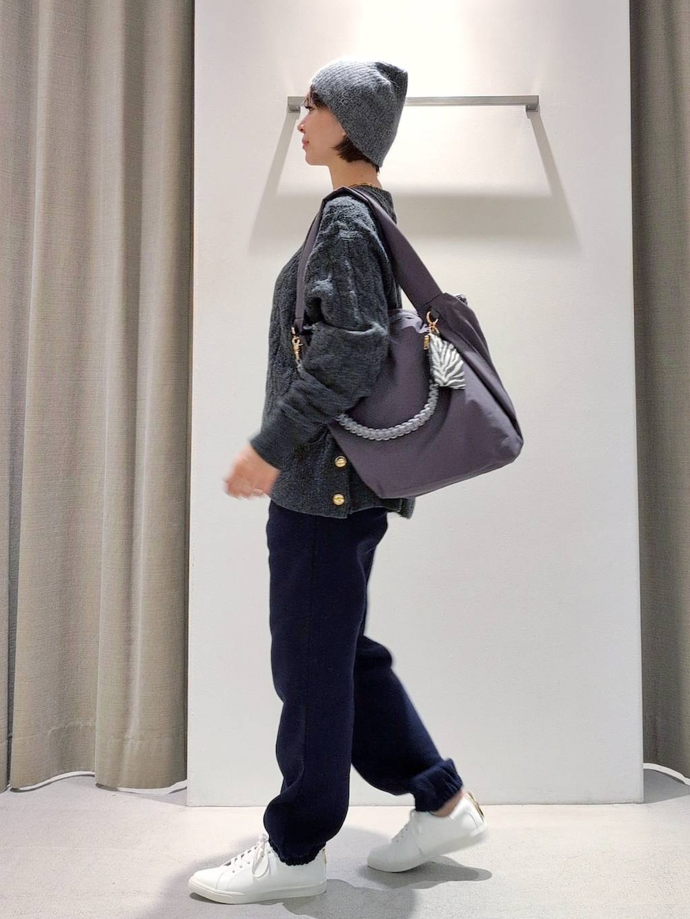 ホワイト系のTシャツ/カットソー、グレー系のショルダーバッグ、グレー系のニット/セーターを着用したレディースの秋コーディネートの6枚目の写真