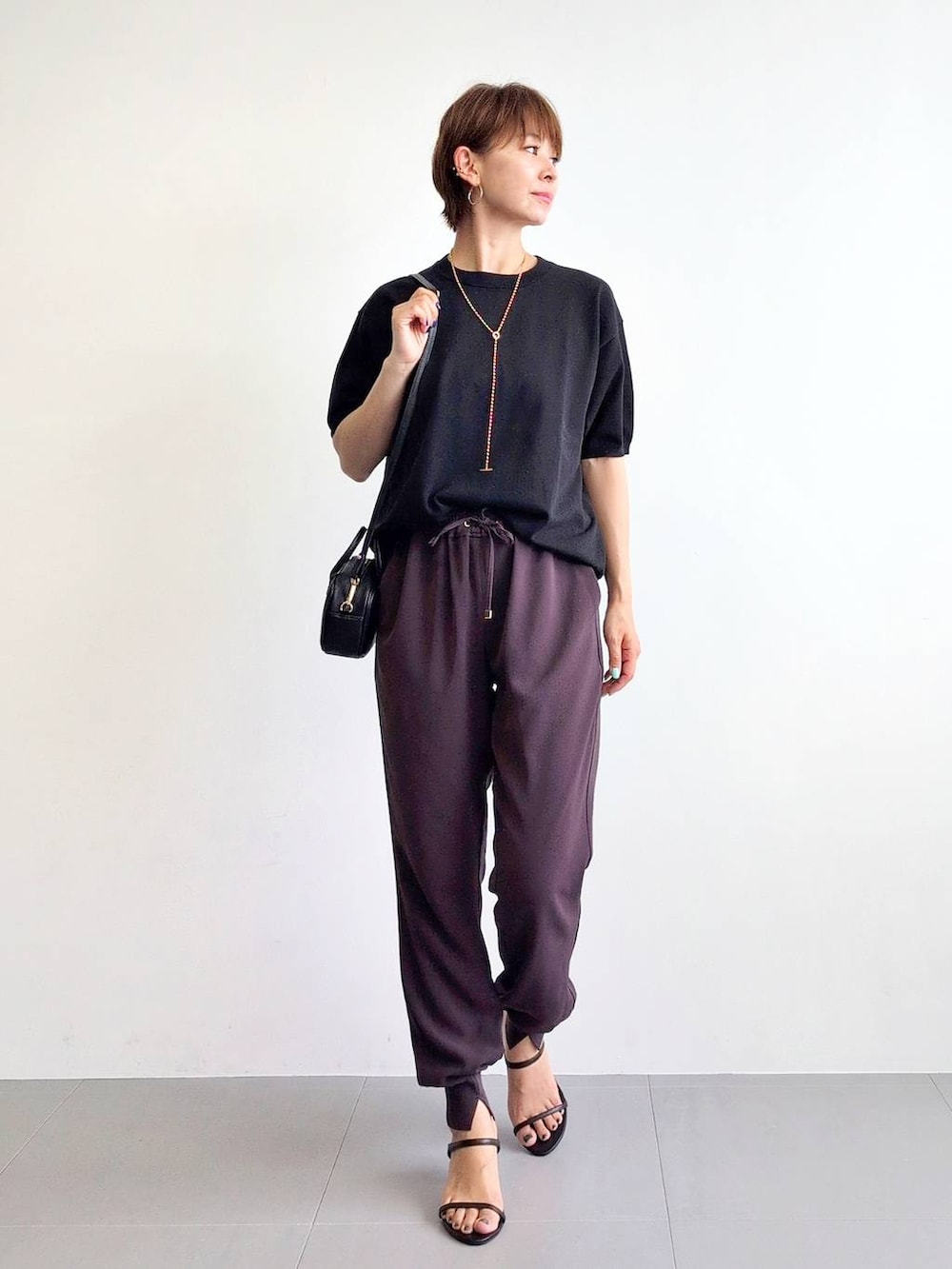 「体型カバー、着痩せ・細見え、ベーシック/シンプル、休日コーデ、ネックレス、サンダル、バッグ、シワ軽減、軽量、おでかけ、BARNYARDSTORM、ウエストゴム、きれいめカジュアル、ママコーデ、ウォッシャブル」｜「BARNYARDSTORMのBARNYARDSTORM / Wストラップミュール2（サンダル、ブラック系）」を使った、yoshikuttya0213さん（レディース・164cm）の夏コーディネートの4枚目の写真