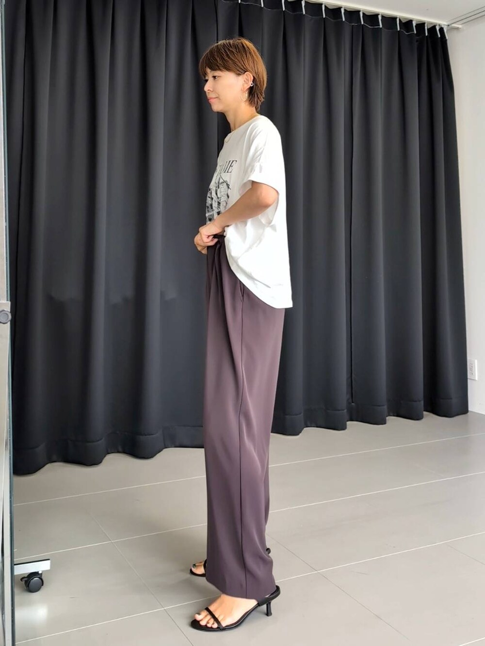 「Tシャツ、パンツ、サンダル、大人カジュアル、体型カバー、着痩せ・細見え、ベーシック/シンプル、休日コーデ、ママコーデ、ウォッシャブル、BARNYARDSTORM、ウエストゴム、ChooseYourFavT_BARNYARDSTORM、チューズユアファボT_バンヤードストーム、推しT_BARNYARDSTORM」｜「BARNYARDSTORMのBARNYARDSTORM /  【00・2サイズ登場】ダブルクロスワイドパンツ【WEB限定カラー】 【『BABALOG』チャンネルご紹介アイテム】（スラックス、ブラウン系）」を使った、yoshikuttya0213さん（レディース・164cm）の夏コーディネートの5枚目の写真