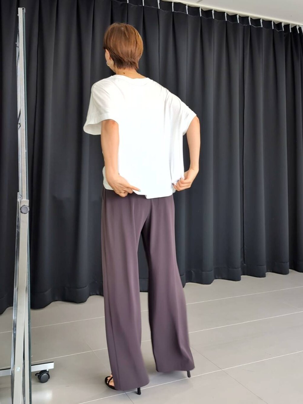 「Tシャツ、パンツ、サンダル、大人カジュアル、体型カバー、着痩せ・細見え、ベーシック/シンプル、休日コーデ、ママコーデ、ウォッシャブル、BARNYARDSTORM、ウエストゴム、ChooseYourFavT_BARNYARDSTORM、チューズユアファボT_バンヤードストーム、推しT_BARNYARDSTORM」｜「BARNYARDSTORMのBARNYARDSTORM /  【00・2サイズ登場】ダブルクロスワイドパンツ【WEB限定カラー】 【『BABALOG』チャンネルご紹介アイテム】（スラックス、ブラウン系）」を使った、yoshikuttya0213さん（レディース・164cm）の夏コーディネートの7枚目の写真