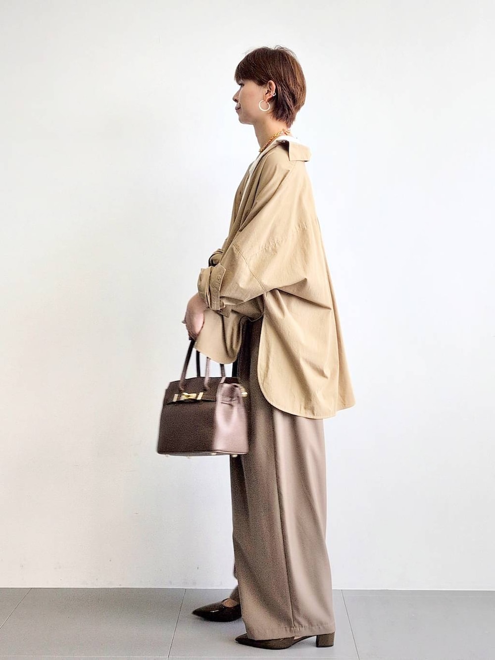 「パンプス、体型カバー、着痩せ・細見え、ベーシック/シンプル、休日コーデ、ママコーデ、ウォッシャブル、BARNYARDSTORM、ウエストゴム、きれいめカジュアル、ネックレス、シャツ、パンツ、バッグ、大人カジュアル」|「AULENTTIのBARNYARDSTORM / AULENTTI(オウレンティ) / ベルト付きレザーBAG(ショルダーバッグ、ブラウン系)」を使った、yoshikuttya0213さん(レディース・164cm)の夏コーディネートの4枚目の写真