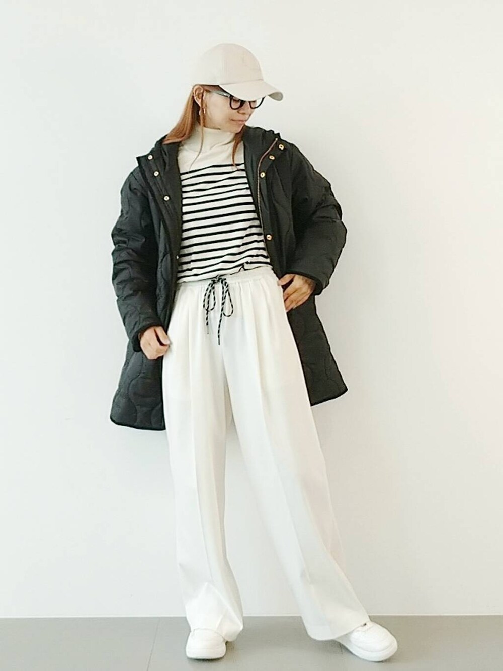 「ママコーデ、ベーシック/シンプル、カジュアル、体型カバー、着痩せ・細見え、休日コーデ、キャップ、ニット、パンツ、ウエストゴム、スニーカー、アウター、メガネ、コート、撥水」|「BARNYARDSTORMのBARNYARDSTORM / UVカットラウンドグラス(メガネ、ブラック系)」を使った、yoshikuttya0213さん(レディース・164cm)の秋コーディネートの2枚目の写真