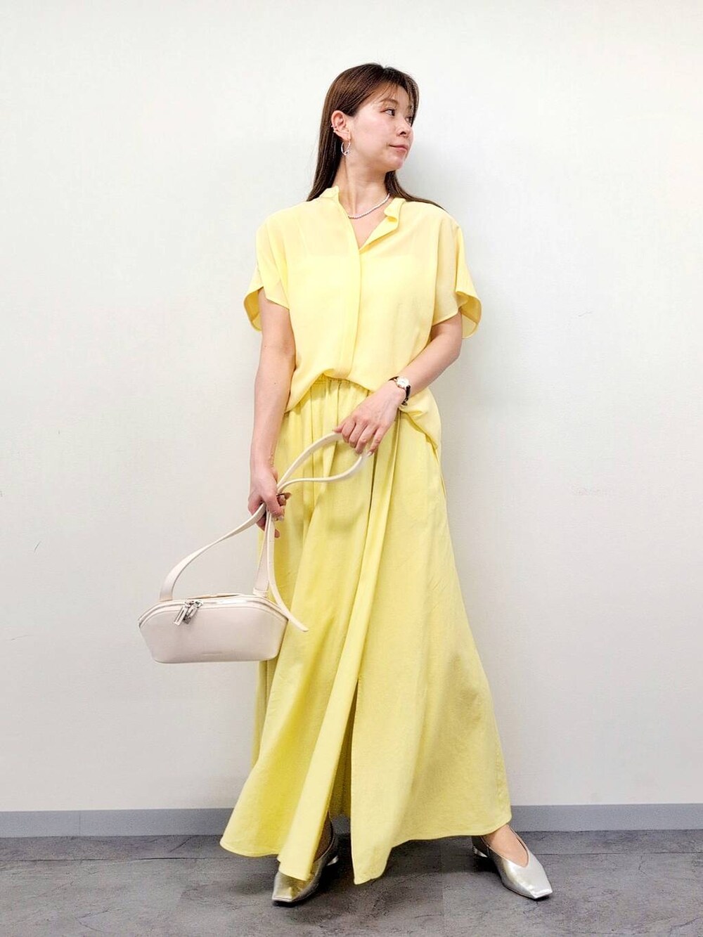 「春色、体型カバー、着痩せ・細見え、ベーシック/シンプル、休日コーデ、ママコーデ、ウォッシャブル、ウエストゴム、きれいめカジュアル、ブラウス、スカート、ネックレス、フラットシューズ、バッグ、春コーデ」｜「BARNYARDSTORMのBARNYARDSTORM / ボールチェーンネックレス5mm（ネックレス、その他）」を使った、yoshikuttya0213さん（レディース・164cm）の春コーディネートの2枚目の写真