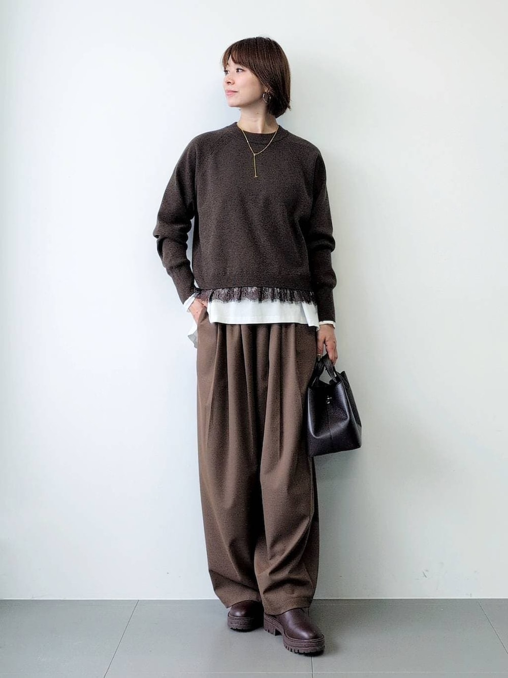 ブラウン系のブーツ、ブラウン系のショルダーバッグ、ブラウン系のその他パンツを着用したレディースの秋コーディネートの7枚目の写真