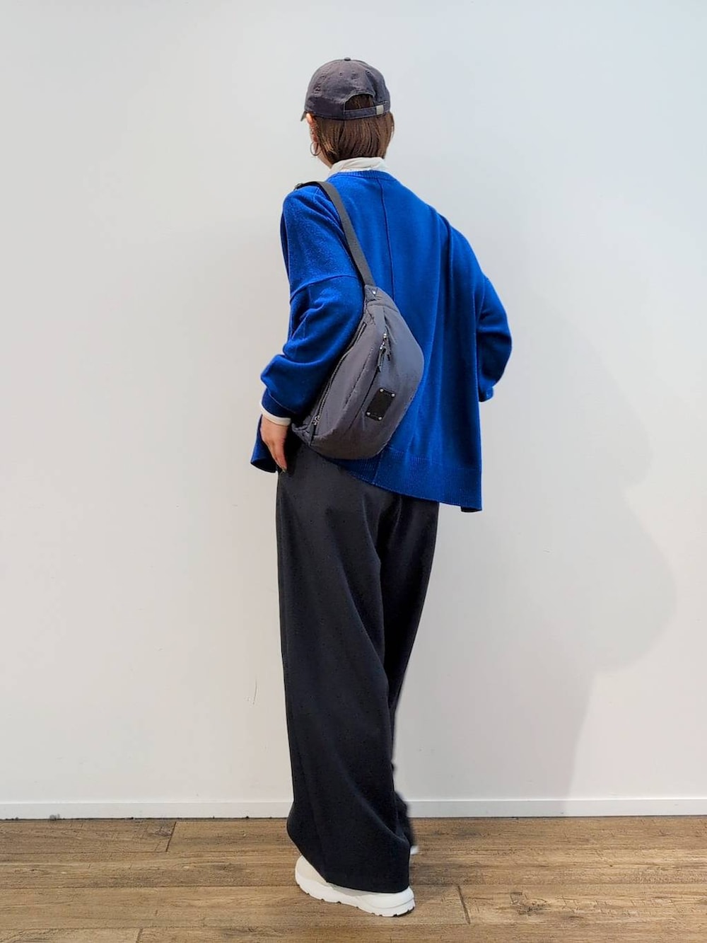 グレー系のボディバッグ/ウエストポーチ、ホワイト系のTシャツ/カットソー、グレー系のスラックスを着用したレディースの秋コーディネートの7枚目の写真