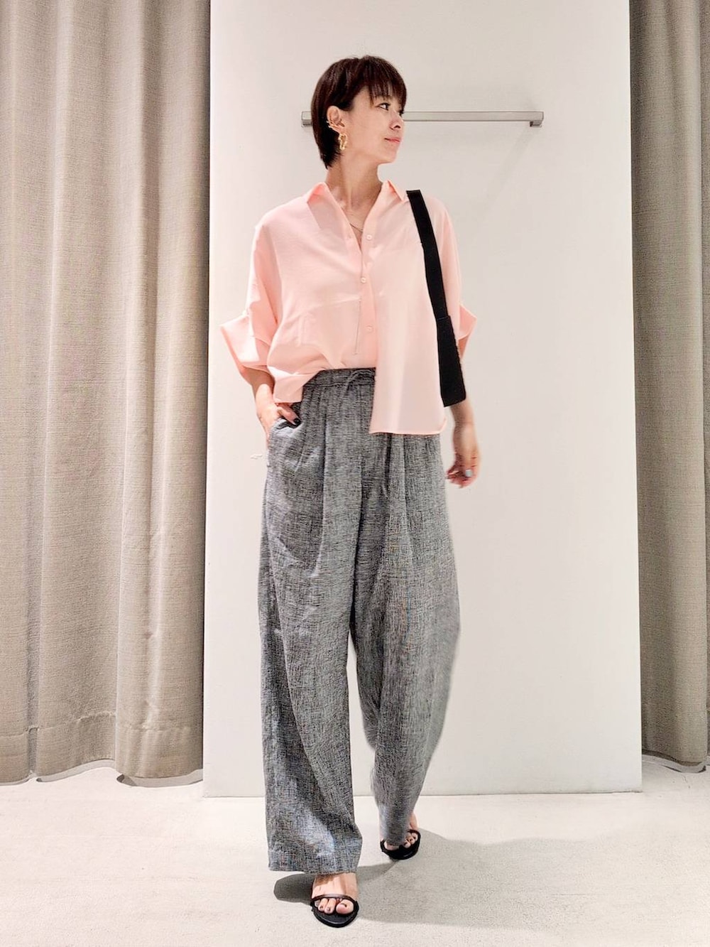 「ネックレス、体型カバー、着痩せ・細見え、ベーシック/シンプル、休日コーデ、ママコーデ、ウォッシャブル、BARNYARDSTORM、ウエストゴム、きれいめカジュアル、ブラウス、キャミソール、パンツ、サンダル、バッグ」|「BARNYARDSTORMのBARNYARDSTORM / COMFITリネンイージーパンツ<セットアップ対応>【WEB限定サイズ】 【『BABALOG』チャンネルご紹介アイテム】(その他パンツ、グレー系)」を使った、yoshikuttya0213さん(レディース・164cm)の夏コーディネートの2枚目の写真