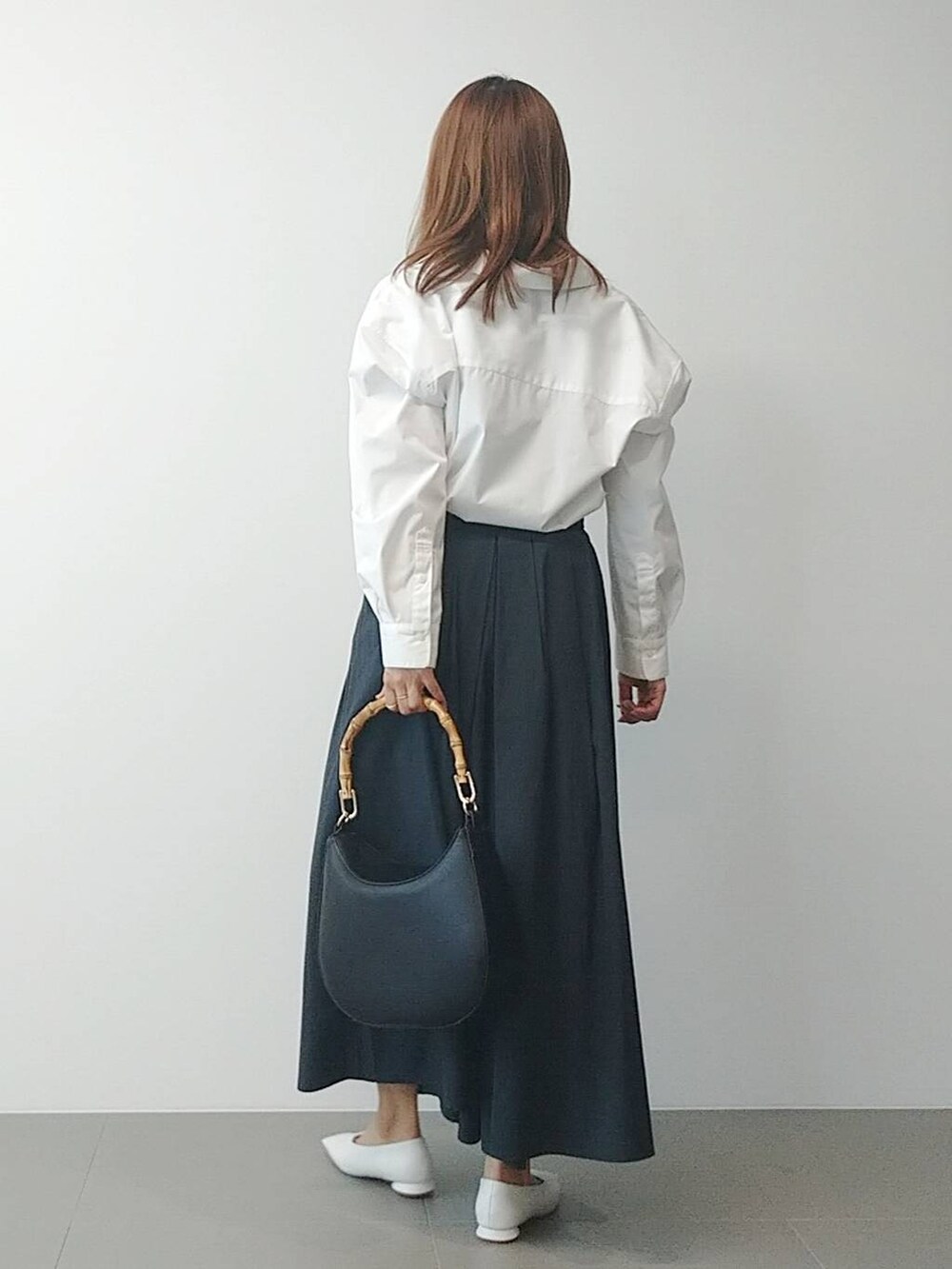 ホワイト系のパンプス、グレー系のその他パンツ、ホワイト系のシャツ/ブラウスを着用したレディースの冬コーディネートの3枚目の写真