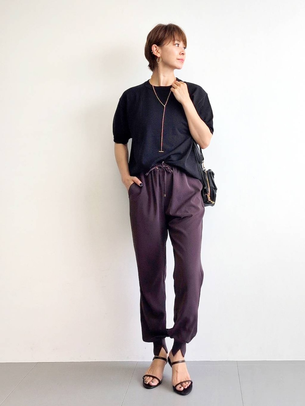 「体型カバー、着痩せ・細見え、ベーシック/シンプル、休日コーデ、ネックレス、サンダル、バッグ、シワ軽減、軽量、おでかけ、BARNYARDSTORM、ウエストゴム、きれいめカジュアル、ママコーデ、ウォッシャブル」｜「BARNYARDSTORMのBARNYARDSTORM / Wストラップミュール2（サンダル、ブラック系）」を使った、yoshikuttya0213さん（レディース・164cm）の夏コーディネートの2枚目の写真