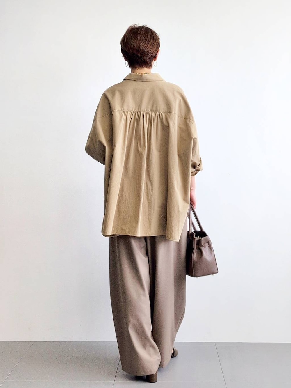「パンプス、体型カバー、着痩せ・細見え、ベーシック/シンプル、休日コーデ、ママコーデ、ウォッシャブル、BARNYARDSTORM、ウエストゴム、きれいめカジュアル、ネックレス、シャツ、パンツ、バッグ、大人カジュアル」|「AULENTTIのBARNYARDSTORM / AULENTTI(オウレンティ) / ベルト付きレザーBAG(ショルダーバッグ、ブラウン系)」を使った、yoshikuttya0213さん(レディース・164cm)の夏コーディネートの6枚目の写真