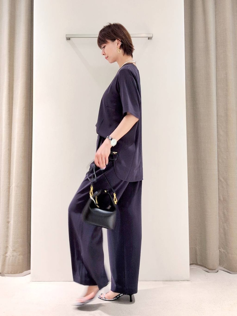 「体型カバー、着痩せ・細見え、ベーシック/シンプル、休日コーデ、ママコーデ、ウォッシャブル、ウエストゴム、きれいめカジュアル、ネックレス、サンダル、バッグ、シワ軽減、パンツ、セットアップ、おでかけ」｜「BARNYARDSTORMのBARNYARDSTORM / ダブルクロスハーフスリーブプルオーバー【WEB限定カラー】【『BABALOG』チャンネルご紹介アイテム】（Tシャツ/カットソー、グレー系）」を使った、yoshikuttya0213さん（レディース・164cm）の夏コーディネートの5枚目の写真