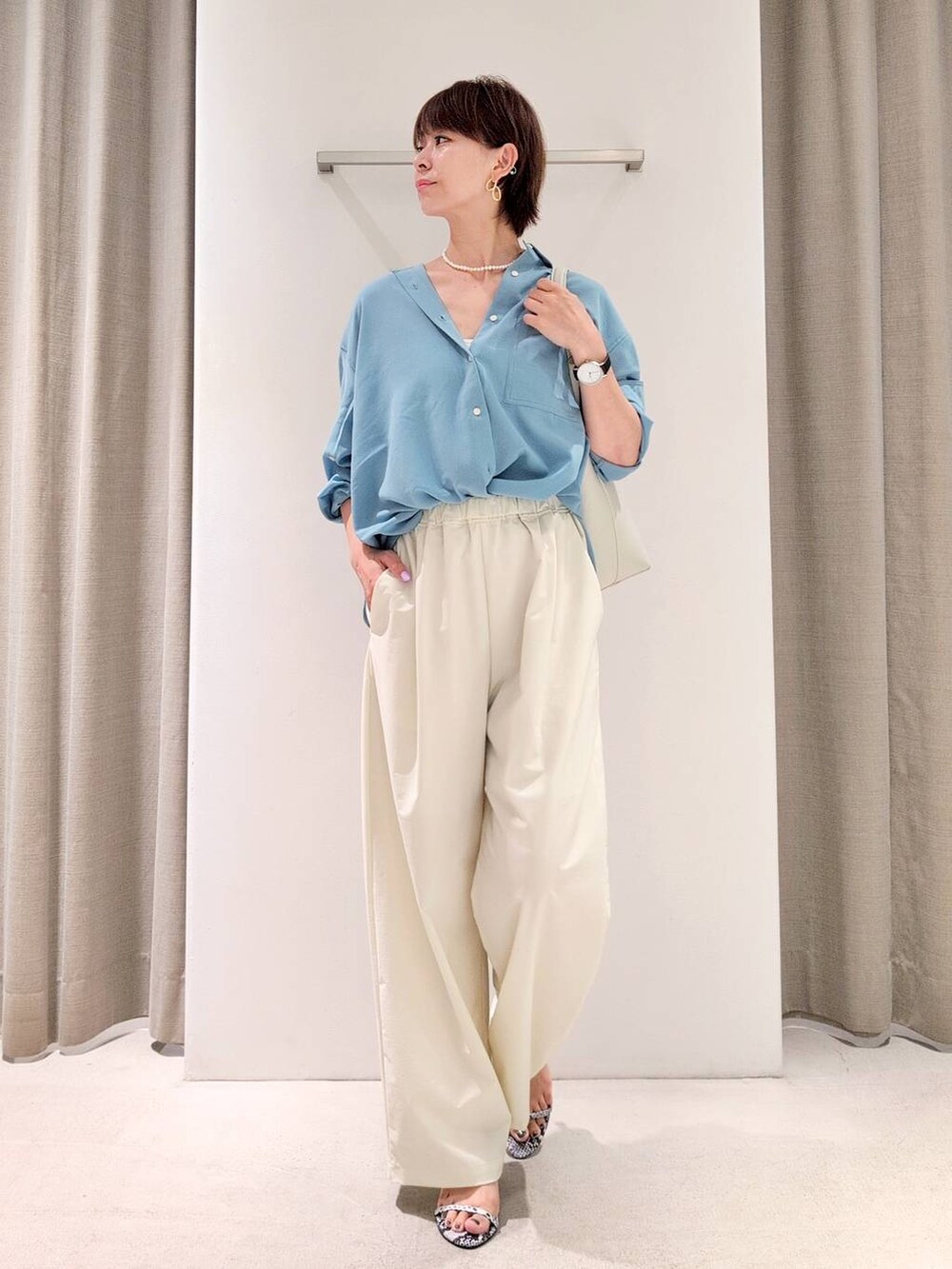 「バッグ、ゆったり、体型カバー、着痩せ・細見え、ベーシック/シンプル、休日コーデ、ママコーデ、ウォッシャブル、ウエストゴム、きれいめカジュアル、ブラウス、ネックレス、サンダル、パンツ、撥水」|「BARNYARDSTORMのBARNYARDSTORM / 【Oggi.jp掲載】エディター三尋木奈保さんセレクト / 3WAYロングパールネックレス(ネックレス、その他)」を使った、yoshikuttya0213さん(レディース・164cm)の夏コーディネートの3枚目の写真