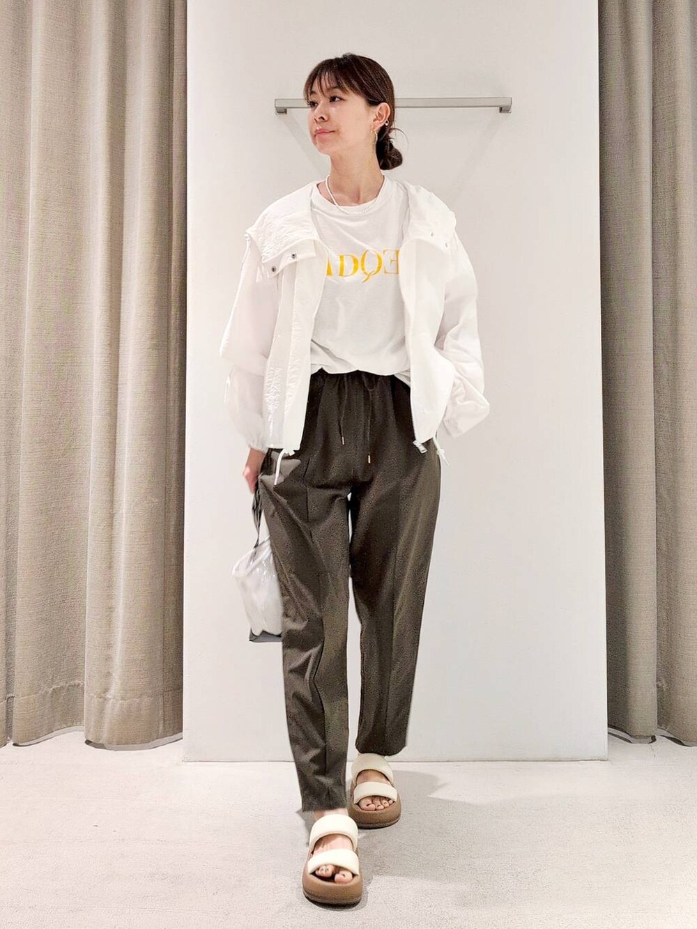「体型カバー、着痩せ・細見え、ベーシック/シンプル、休日コーデ、ママコーデ、ウォッシャブル、ウエストゴム、カジュアル、UVカット、軽量、ブルゾン、サンダル、Tシャツ、撥水、バッグ」|「BARNYARDSTORMのBARNYARDSTORM / ボールチェーンネックレス5mm(ネックレス、その他)」を使った、yoshikuttya0213さん(レディース・164cm)の春コーディネートの2枚目の写真