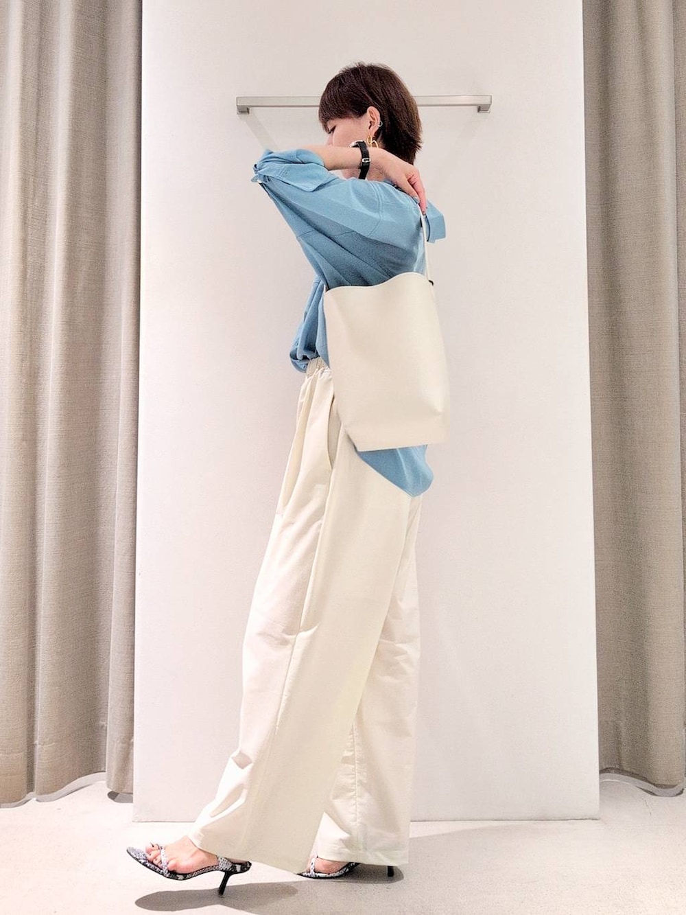 「バッグ、ゆったり、体型カバー、着痩せ・細見え、ベーシック/シンプル、休日コーデ、ママコーデ、ウォッシャブル、ウエストゴム、きれいめカジュアル、ブラウス、ネックレス、サンダル、パンツ、撥水」|「BARNYARDSTORMのBARNYARDSTORM / 【Oggi.jp掲載】エディター三尋木奈保さんセレクト / 3WAYロングパールネックレス(ネックレス、その他)」を使った、yoshikuttya0213さん(レディース・164cm)の夏コーディネートの6枚目の写真