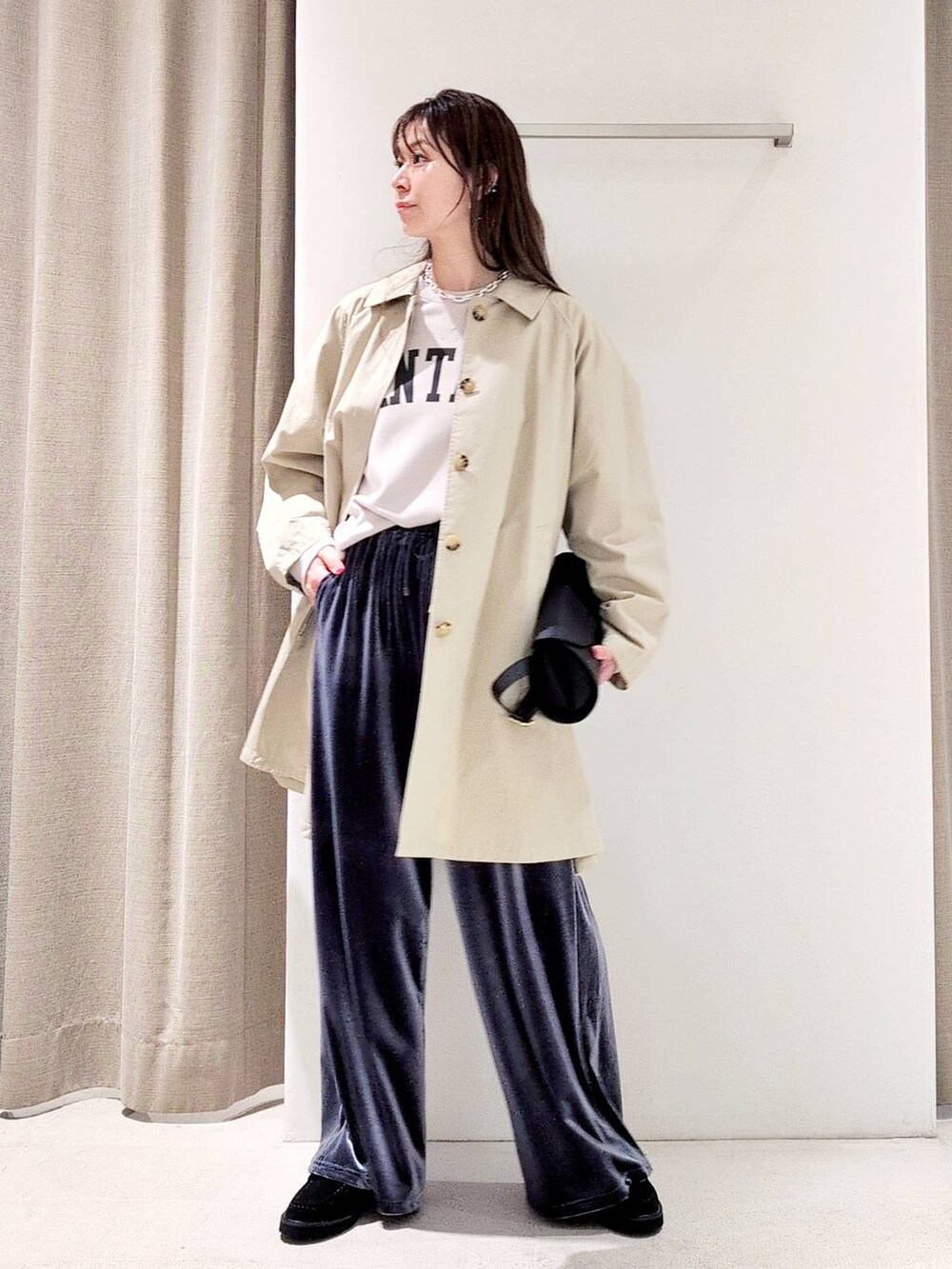 「コート、バッグ、体型カバー、着痩せ・細見え、ベーシック/シンプル、休日コーデ、ママコーデ、ウォッシャブル、BARNYARDSTORM、ウエストゴム、きれいめカジュアル、スウェット、ローファー、ネックレス、ゆったり」｜「MazellのMazell／トラックソールビットローファー【新色登場】名品ローファー ロングセラー（ローファー、ブラック系）」を使った、yoshikuttya0213さん（レディース・164cm）の冬コーディネートの2枚目の写真