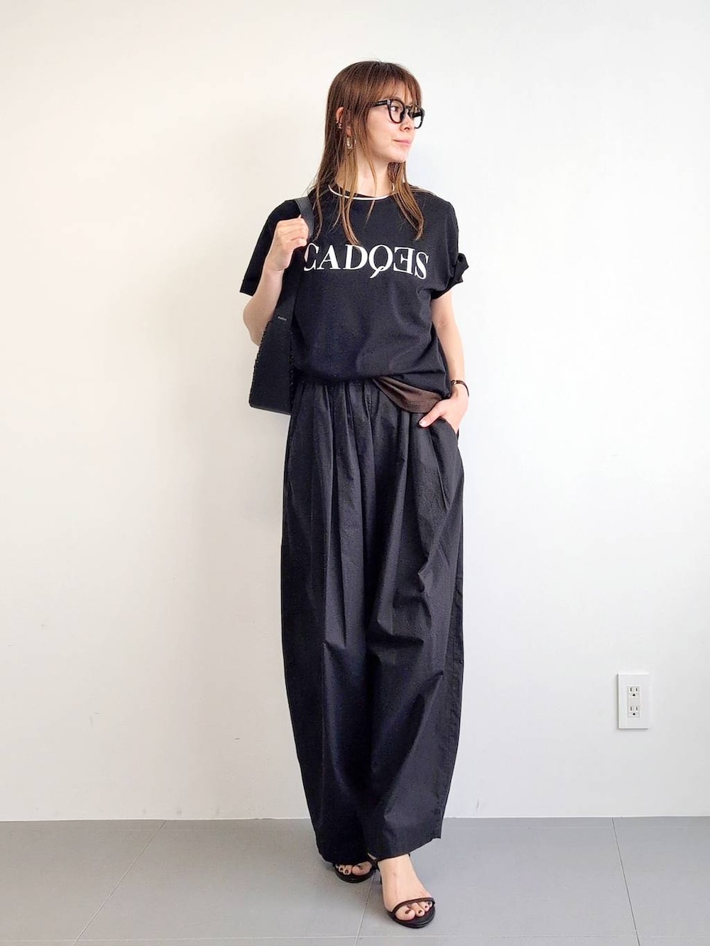 「体型カバー、着痩せ・細見え、ベーシック/シンプル、休日コーデ、ママコーデ、ウォッシャブル、ウエストゴム、めがね、Tシャツ、パンツ、サンダル、バッグ、夏コーデ、レイヤードスタイル、ネックレス」|「BARNYARDSTORMのBARNYARDSTORM / タタックイージーパンツ(その他パンツ、ブラック系)」を使った、yoshikuttya0213さん(レディース・164cm)の夏コーディネートの2枚目の写真