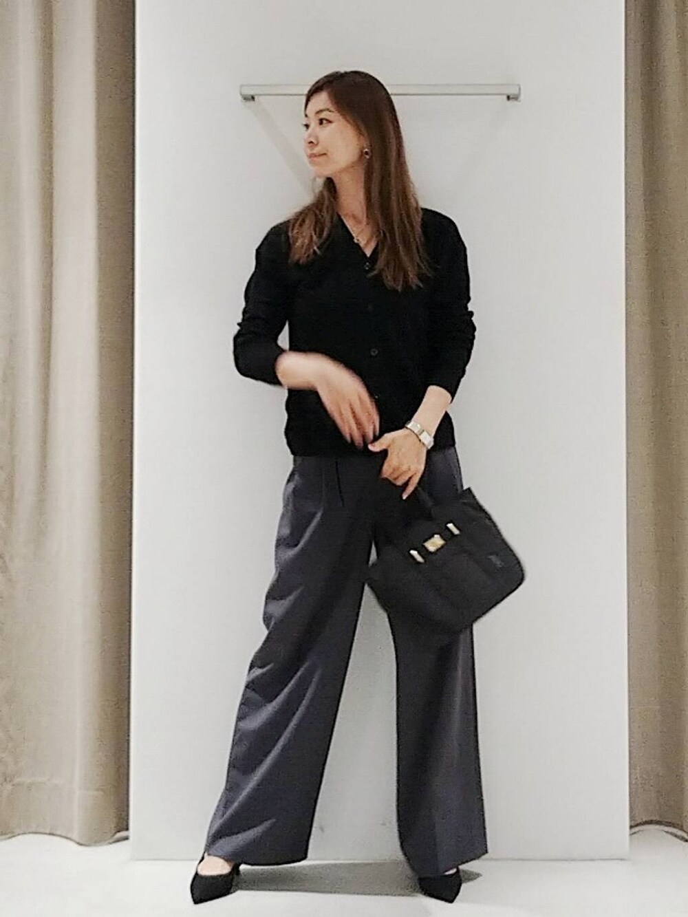 「体型カバー、着痩せ・細見え、休日コーデ、ママコーデ、ベーシック/シンプル、ウォッシャブル、ウエストゴム、カーディガン、ニット、ネックレス、パンプス、ワイドパンツ、トートバッグ、ドットエスティ秋コーデ、きれいめカジュアル」|「BARNYARDSTORMのBARNYARDSTORM / ワイドスラックス<セットアップ対応>マシンウォッシャブル(スラックス、グレー系)」を使った、yoshikuttya0213さん(レディース・164cm)の秋コーディネートの2枚目の写真