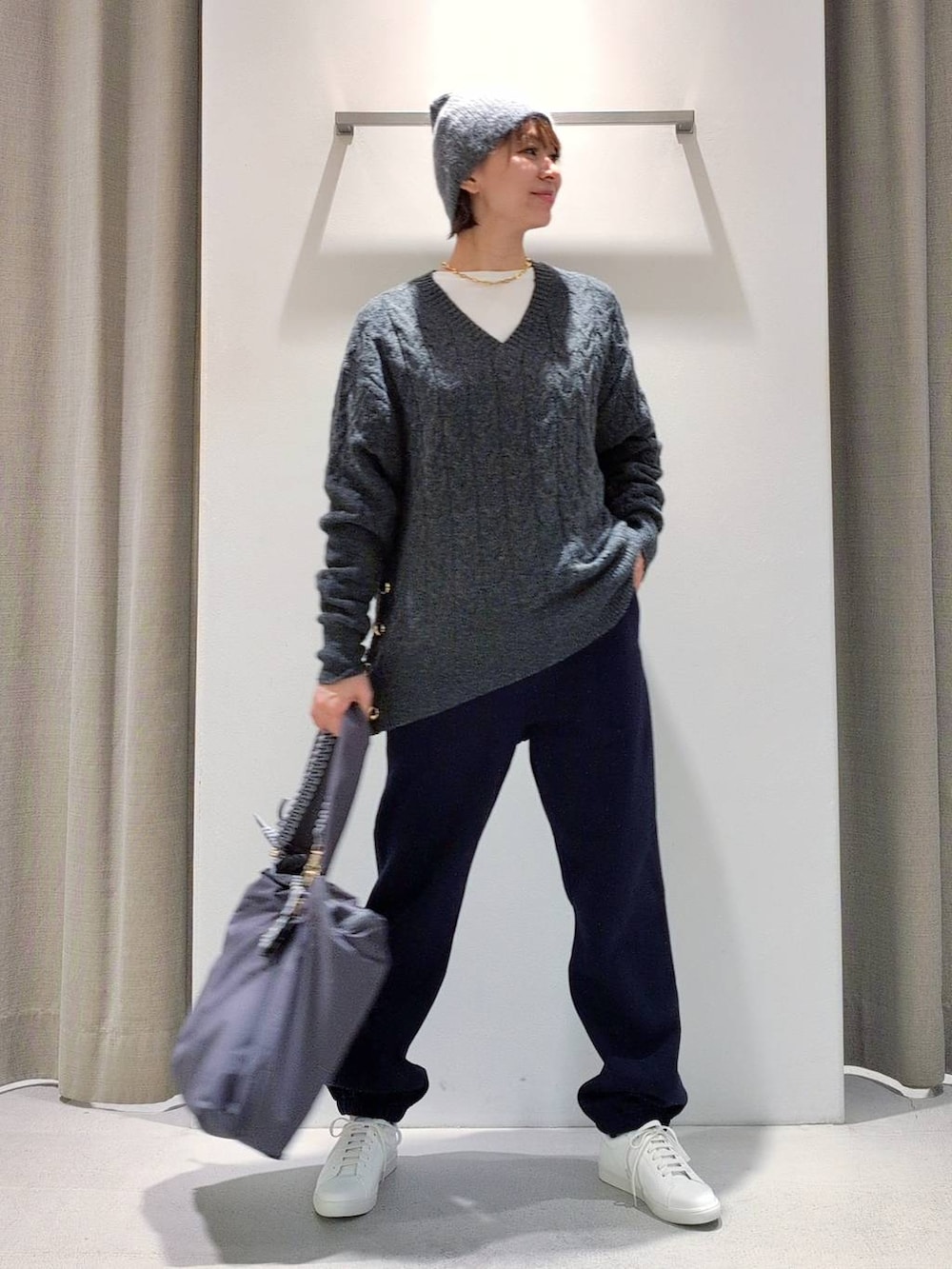 ホワイト系のTシャツ/カットソー、グレー系のショルダーバッグ、グレー系のニット/セーターを着用したレディースの秋コーディネートの3枚目の写真