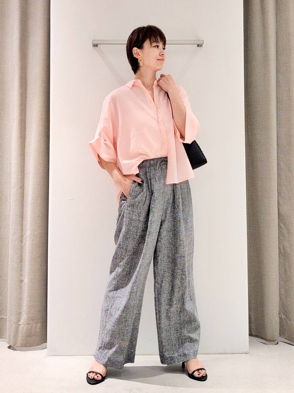 「ネックレス、体型カバー、着痩せ・細見え、ベーシック/シンプル、休日コーデ、ママコーデ、ウォッシャブル、BARNYARDSTORM、ウエストゴム、きれいめカジュアル、ブラウス、キャミソール、パンツ、サンダル、バッグ」|「BARNYARDSTORMのBARNYARDSTORM / COMFITリネンイージーパンツ<セットアップ対応>【WEB限定サイズ】 【『BABALOG』チャンネルご紹介アイテム】(その他パンツ、グレー系)」を使った、yoshikuttya0213さん(レディース・164cm)の夏コーディネートの3枚目の写真