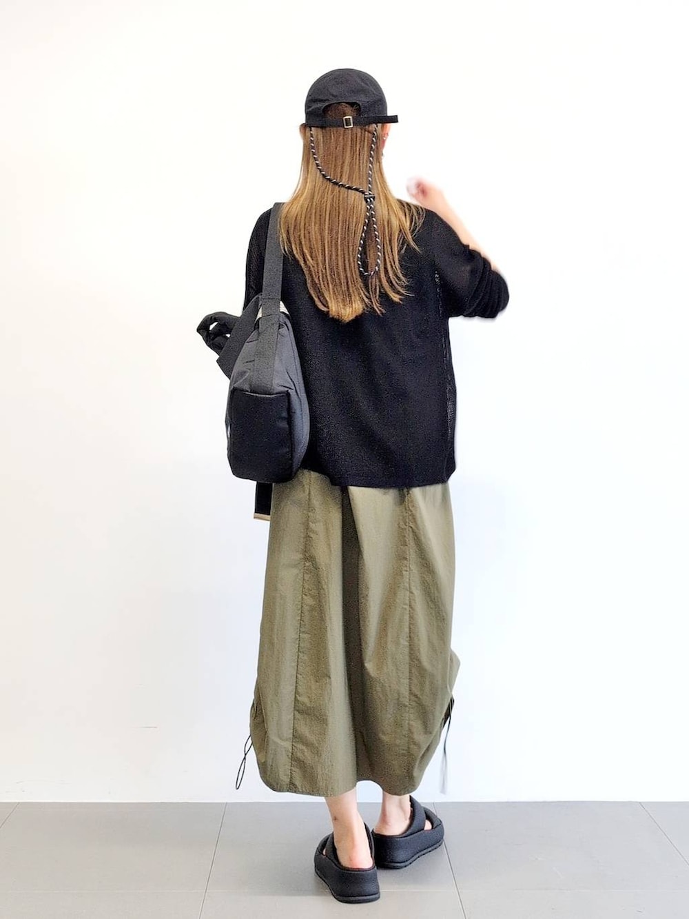 「体型カバー、着痩せ・細見え、ベーシック/シンプル、休日コーデ、ママコーデ、ウォッシャブル、キャップ、メガネ、ワンピース、ニット、サンダル、バッグ、ネックレス、撥水、女子ウケ」｜「BARNYARDSTORMのBARNYARDSTORM / UVカットラウンドグラス（メガネ、ブラック系）」を使った、yoshikuttya0213さん（レディース・164cm）の春コーディネートの6枚目の写真