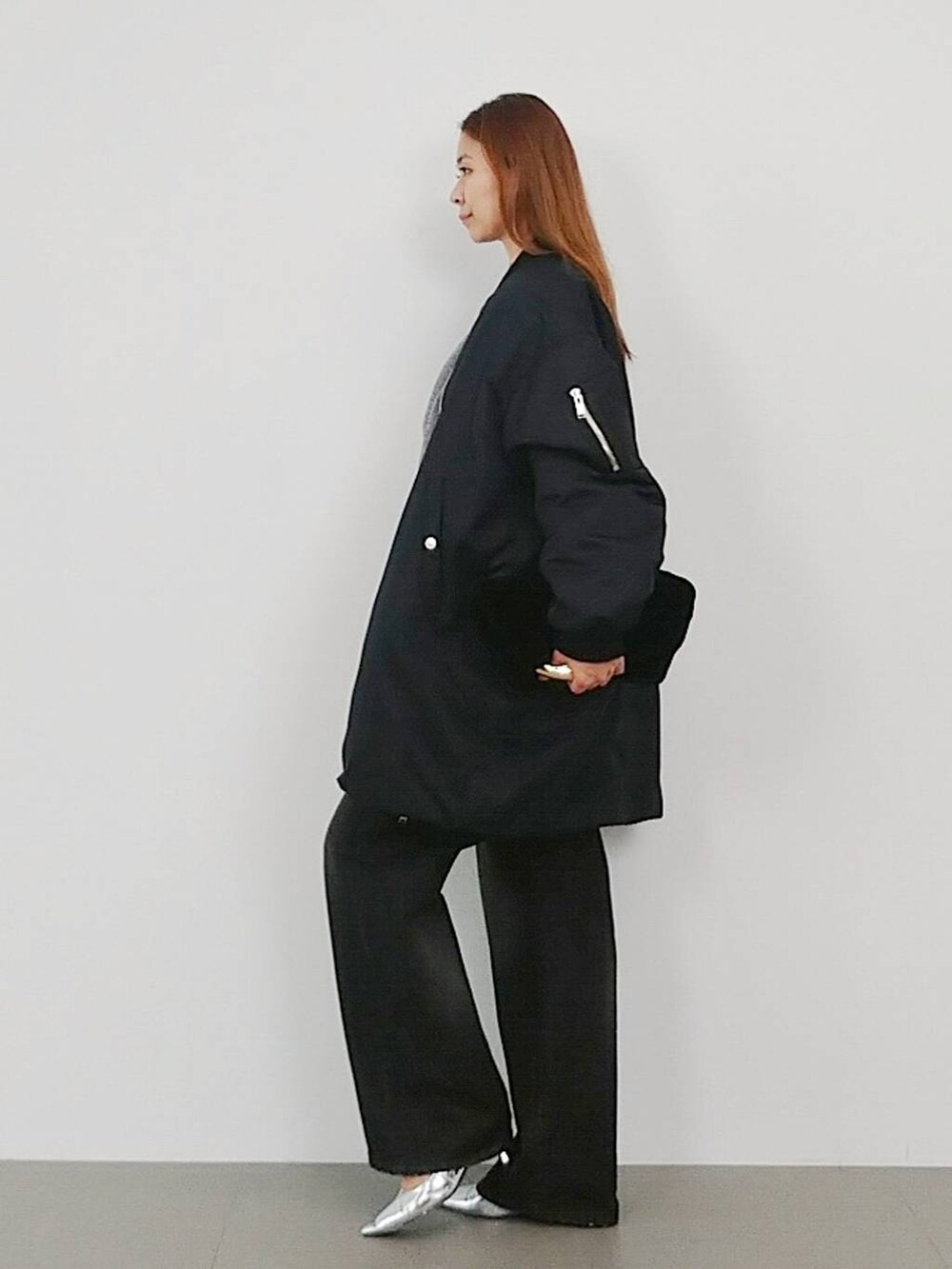 「デニムパンツ、体型カバー、着痩せ・細見え、ベーシック/シンプル、休日コーデ、ママコーデ、きれいめカジュアル、冬コーデ、アウター、コート、ニット、パンプス、ネックレス、ベルト、バッグ」|「BARNYARDSTORMのスライドバックルレザーベルト(ベルト、その他)」を使った、yoshikuttya0213さん(レディース・164cm)の秋コーディネートの4枚目の写真
