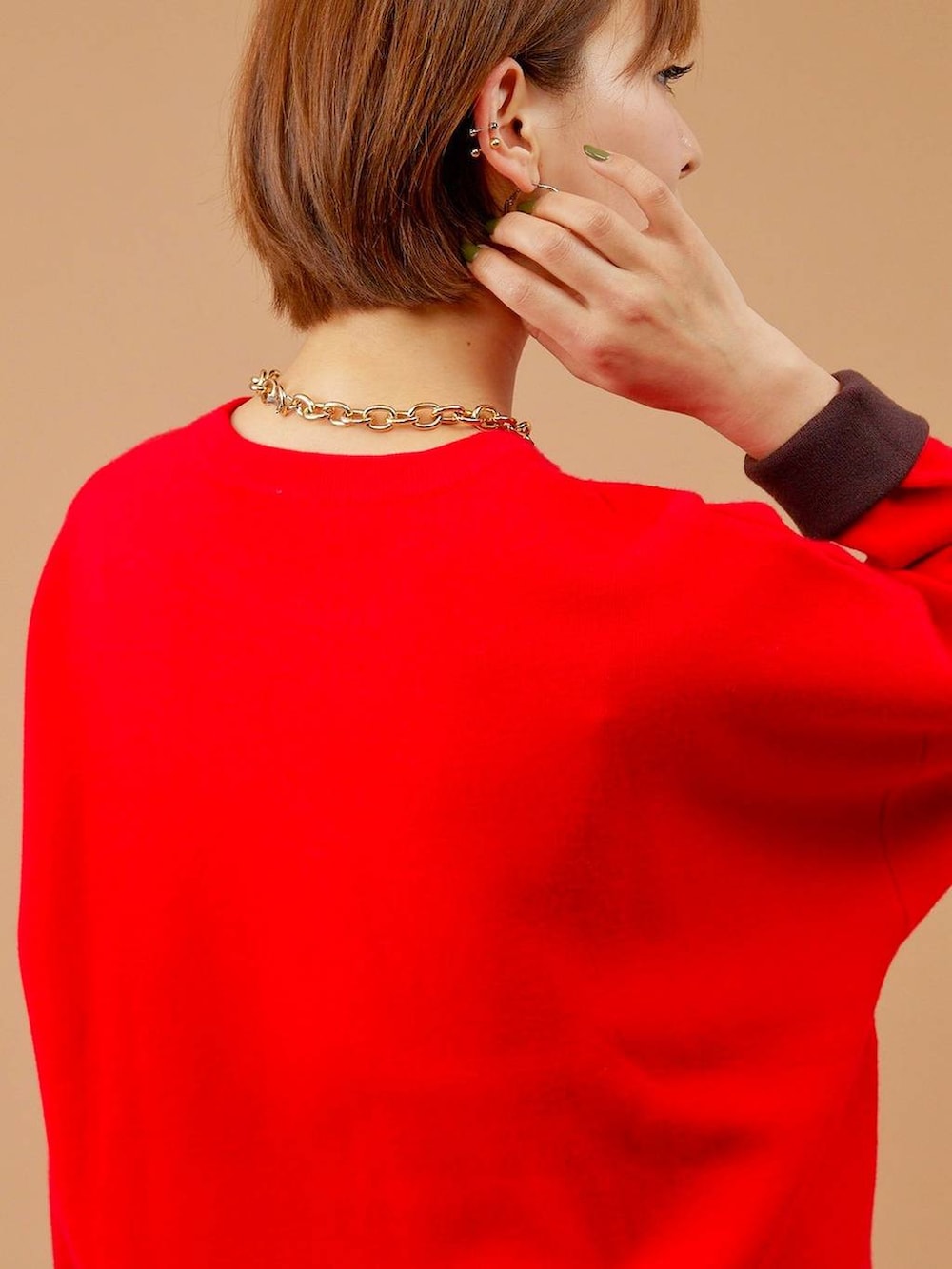 ベージュ系のチェスターコート、ブラウン系のショルダーバッグ、ブラウン系のブーツを着用したレディースの冬コーディネートの9枚目の写真