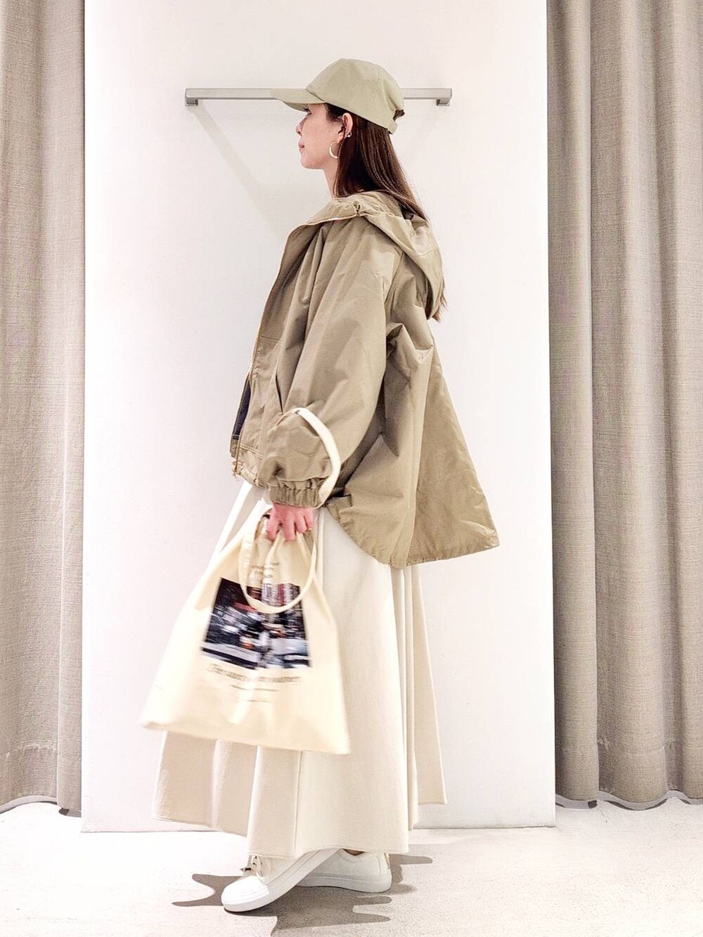 「体型カバー、着痩せ・細見え、ベーシック/シンプル、休日コーデ、ママコーデ、ウォッシャブル、ウエストゴム、キャップ、スウェット、ネックレス、スニーカー、ブルゾン、トートバッグ、スカート、撥水」｜「BARNYARDSTORMのBARNYARDSTORM / スリムチェーンロングラリエット（ネックレス、シルバー系）」を使った、yoshikuttya0213さん（レディース・164cm）の春コーディネートの3枚目の写真