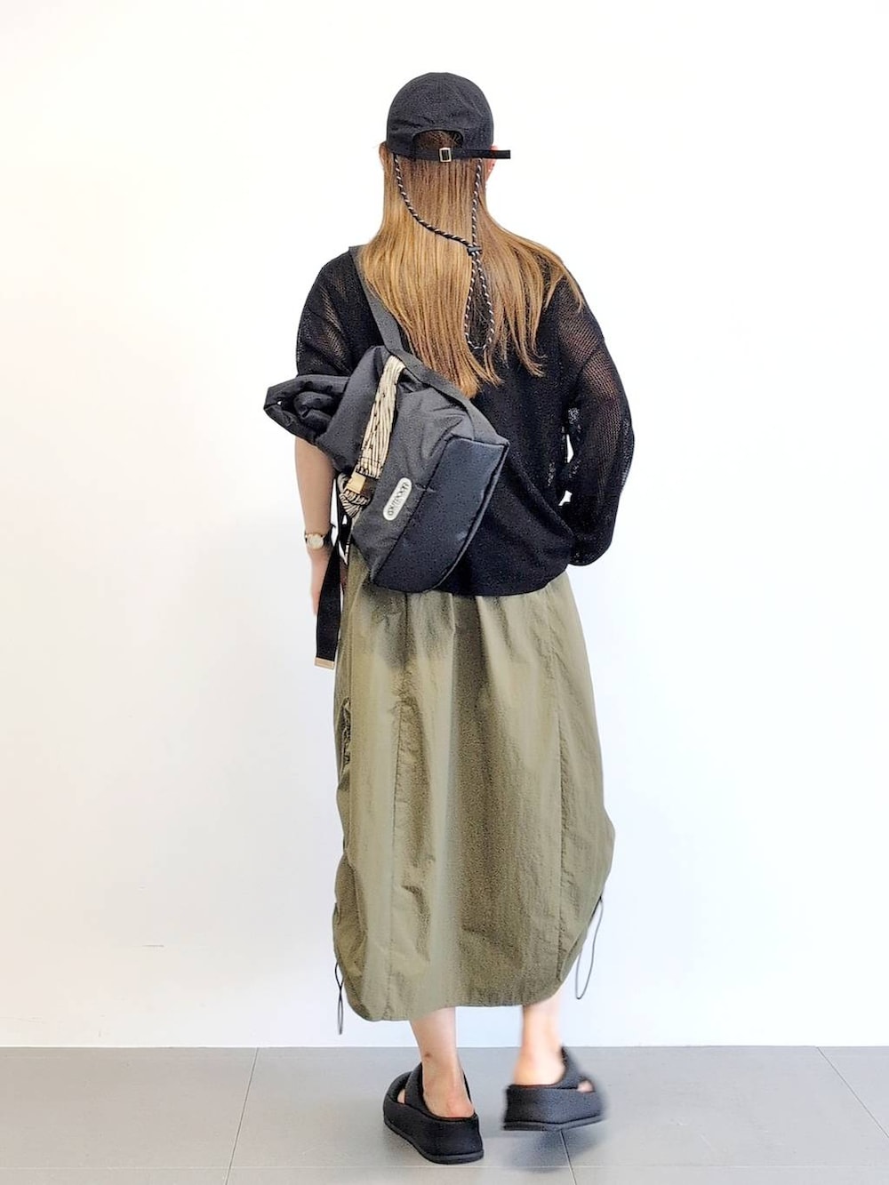 「体型カバー、着痩せ・細見え、ベーシック/シンプル、休日コーデ、ママコーデ、ウォッシャブル、キャップ、メガネ、ワンピース、ニット、サンダル、バッグ、ネックレス、撥水、女子ウケ」｜「BARNYARDSTORMのBARNYARDSTORM / UVカットラウンドグラス（メガネ、ブラック系）」を使った、yoshikuttya0213さん（レディース・164cm）の春コーディネートの5枚目の写真