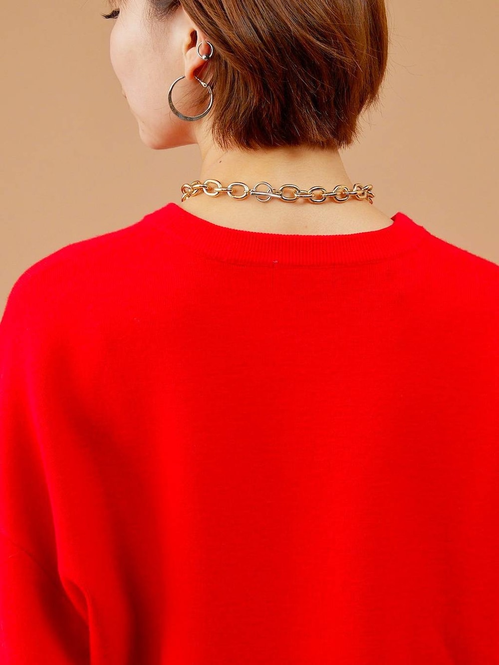 ベージュ系のチェスターコート、ブラウン系のショルダーバッグ、ブラウン系のブーツを着用したレディースの冬コーディネートの10枚目の写真